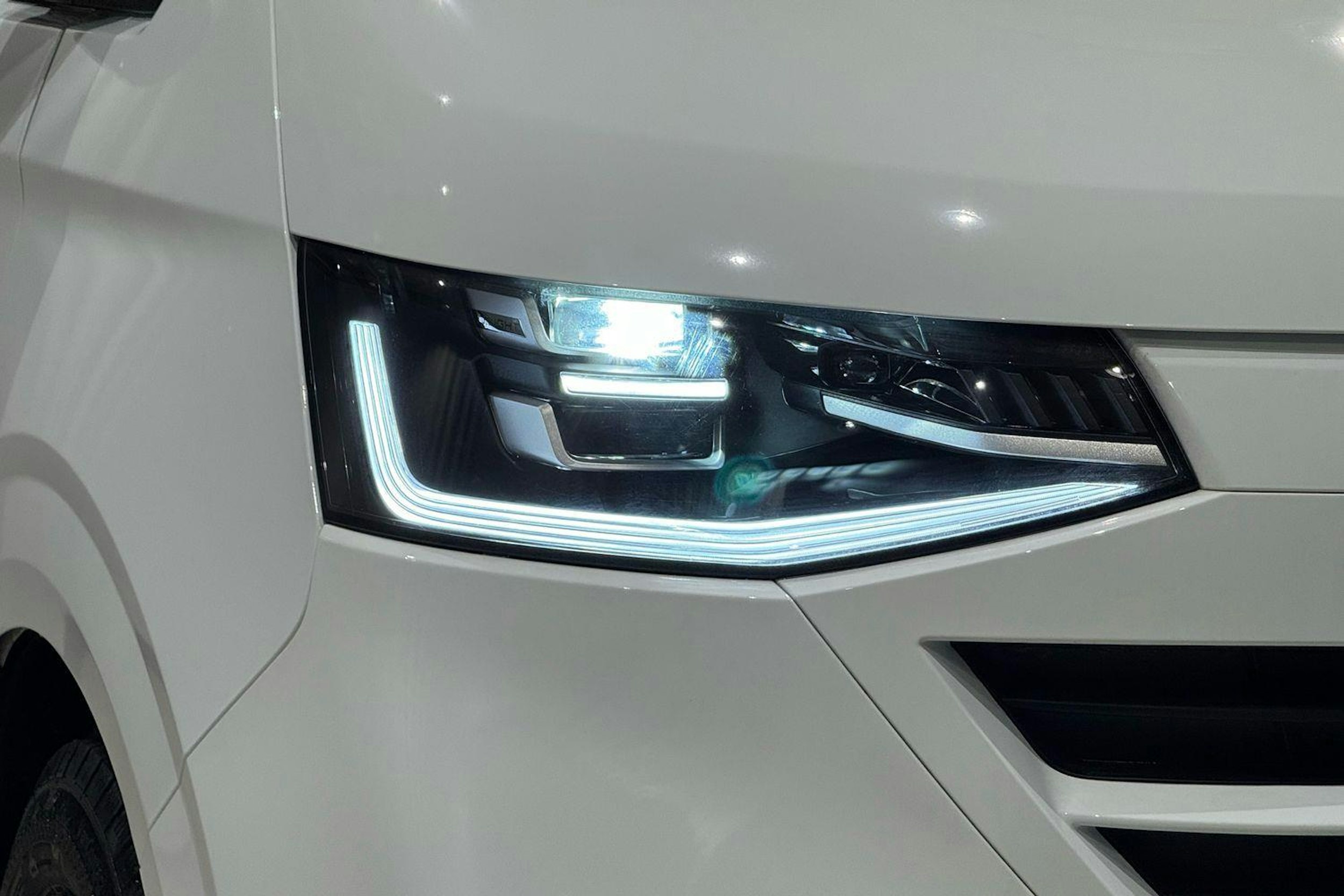 valkoinen Volkswagen Transporter 2026 kuva 12.