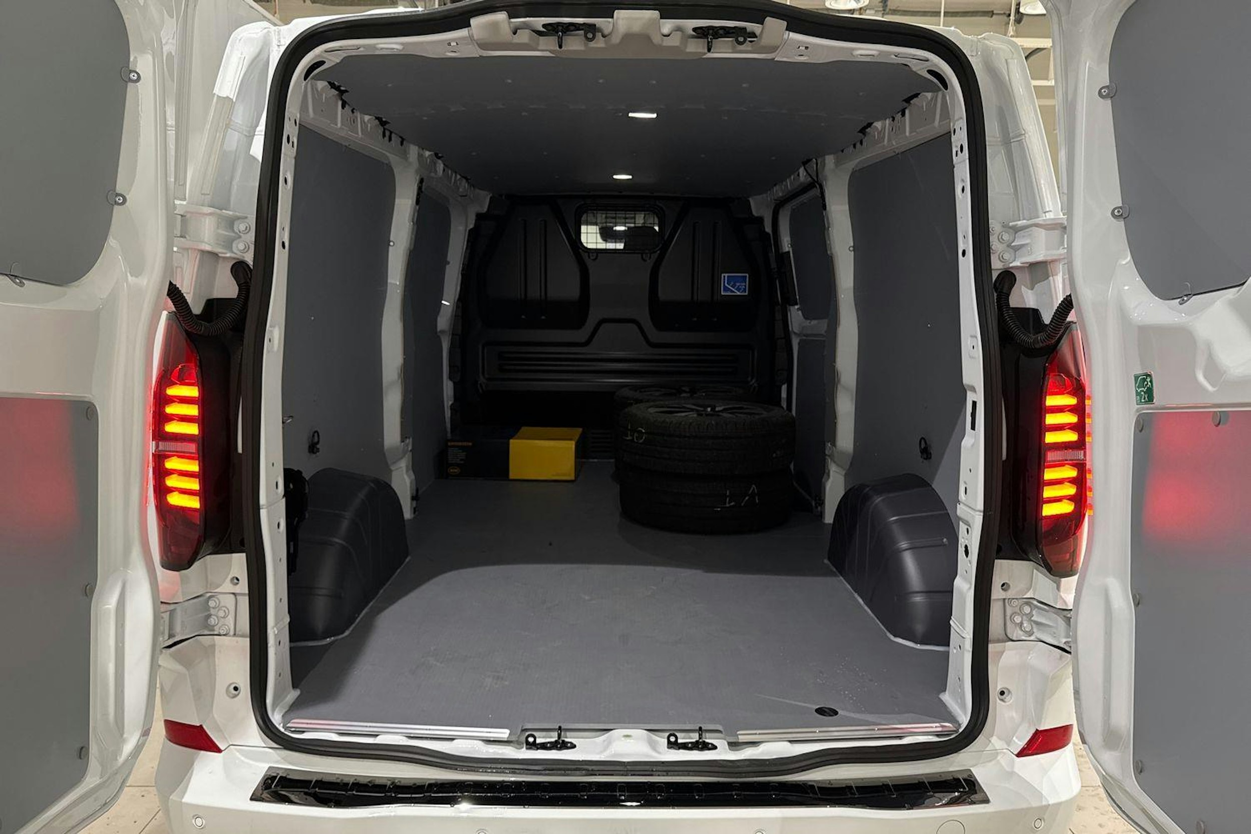 valkoinen Volkswagen Transporter 2026 kuva 14.