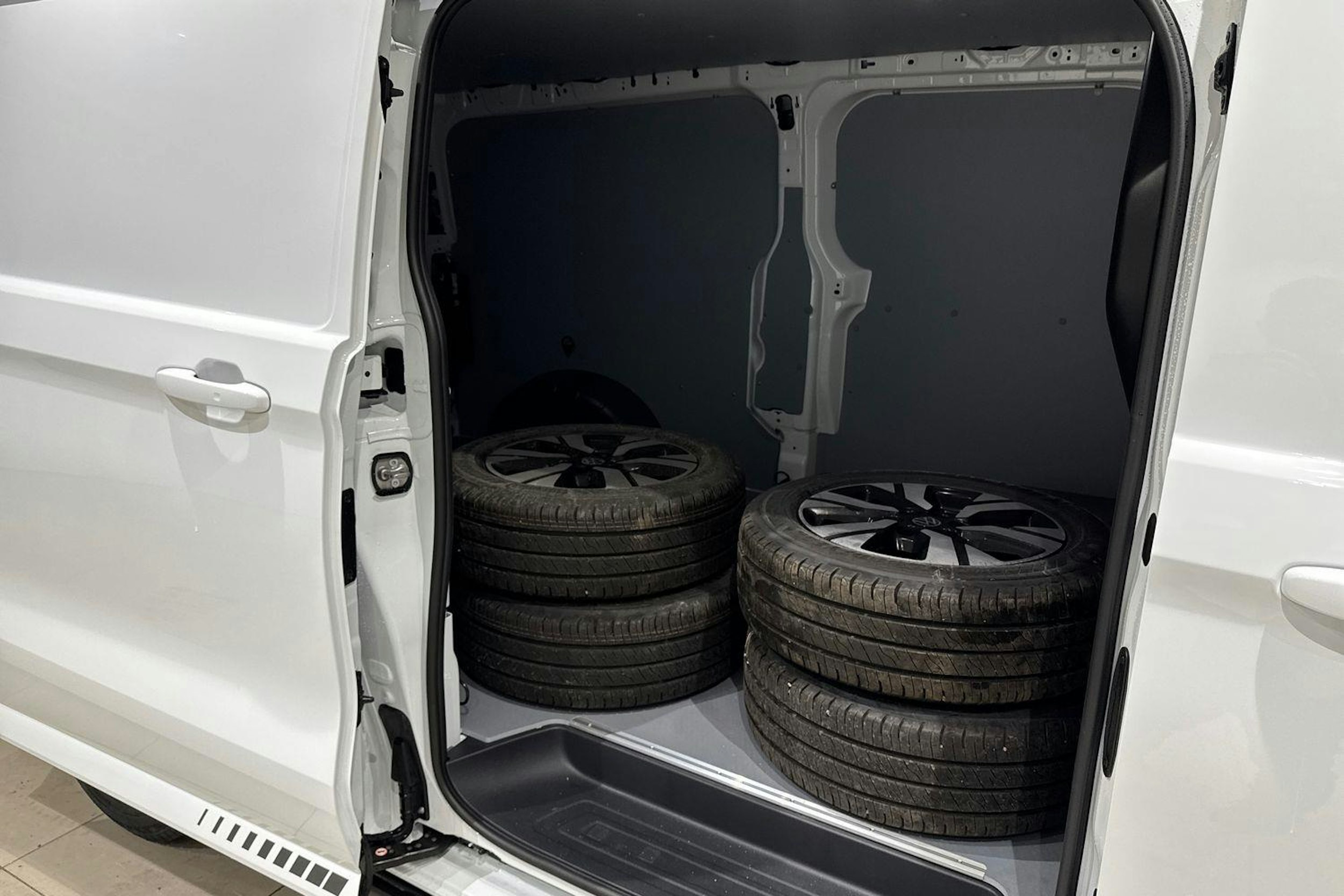 valkoinen Volkswagen Transporter 2026 kuva 15.