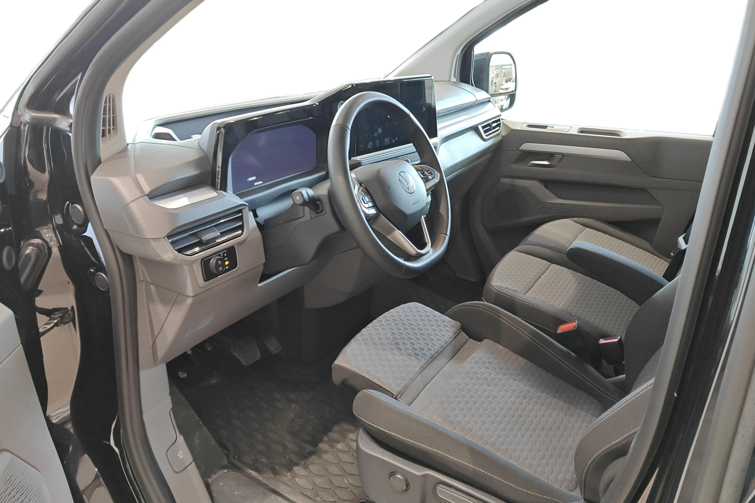 musta Volkswagen Transporter 2026 kuva 8.