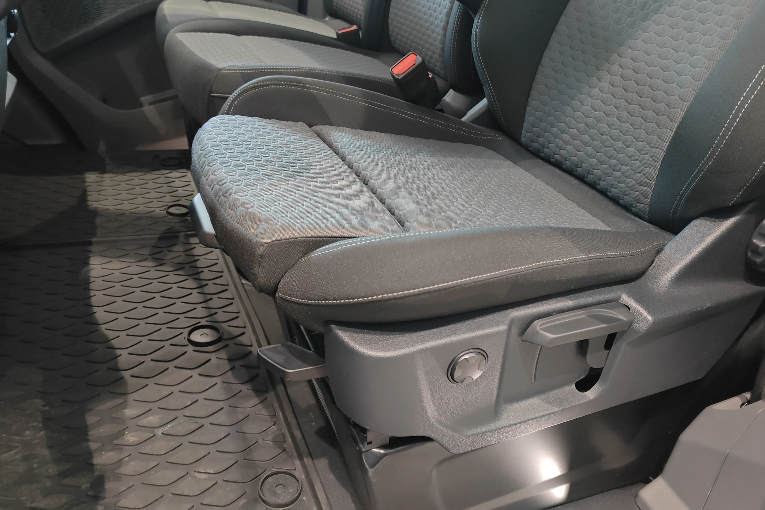 musta Volkswagen Transporter 2026 kuva 13.