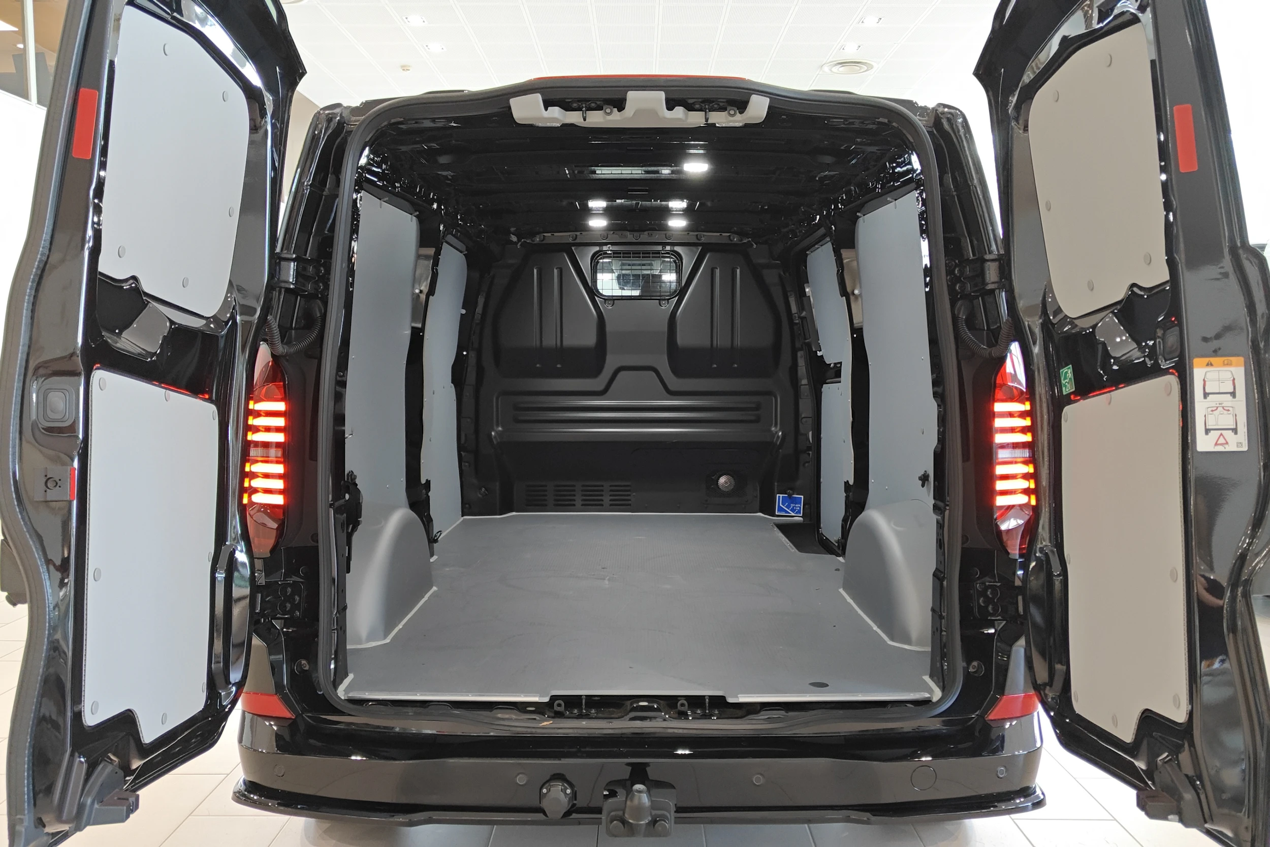 musta Volkswagen Transporter 2026 kuva 28.