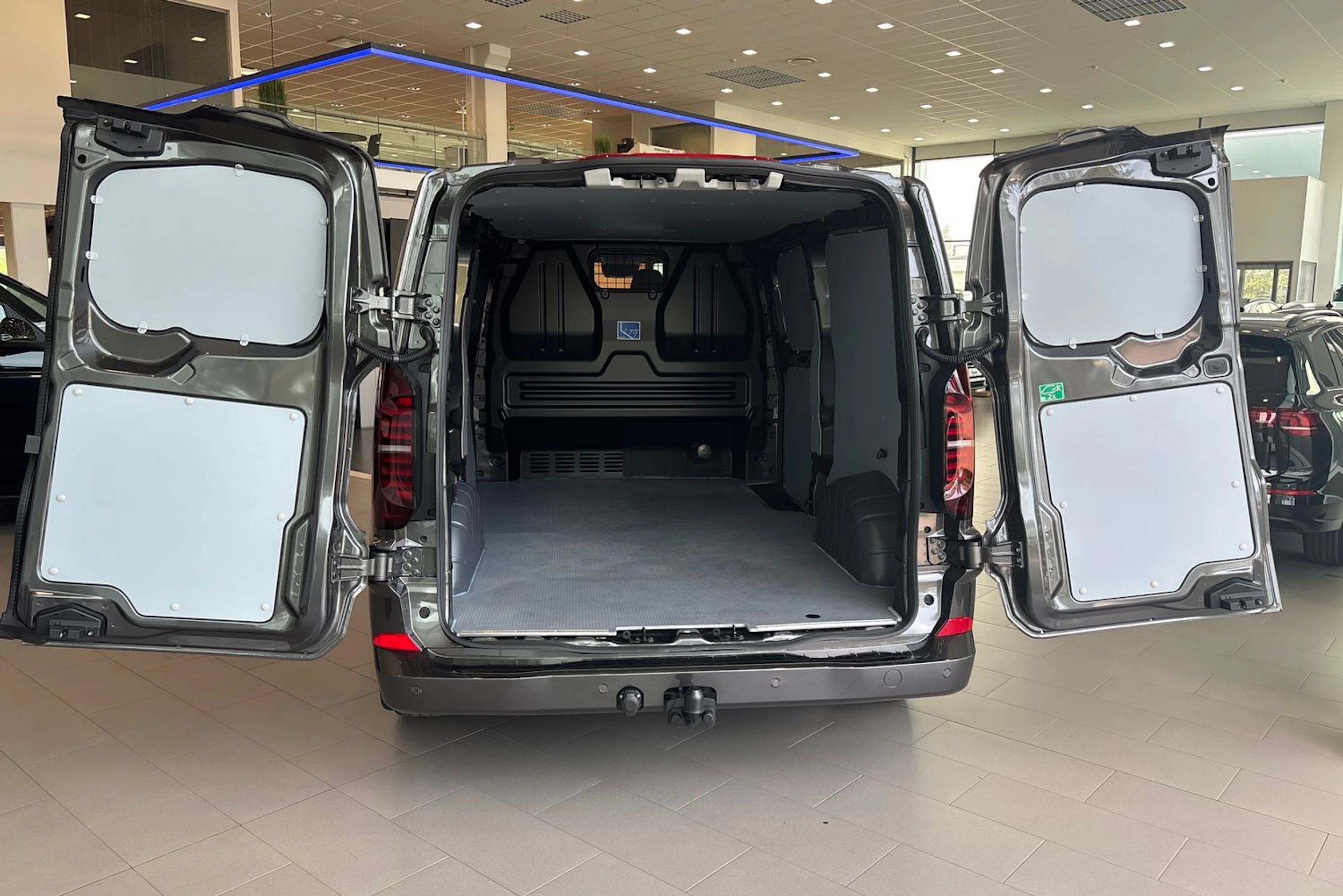 harmaa Volkswagen TRANSPORTER 2026 kuva 13.