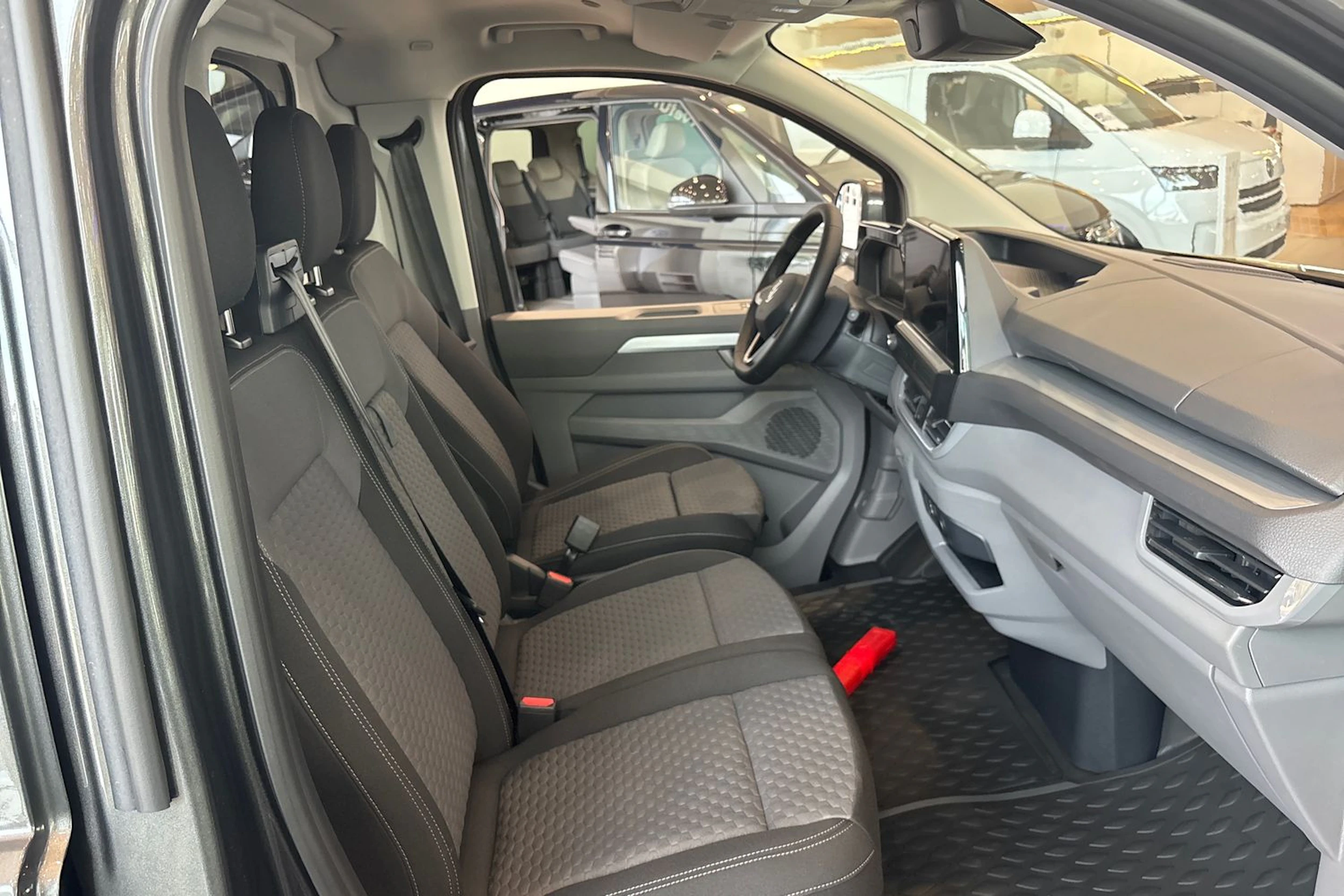 harmaa Volkswagen TRANSPORTER 2026 kuva 16.