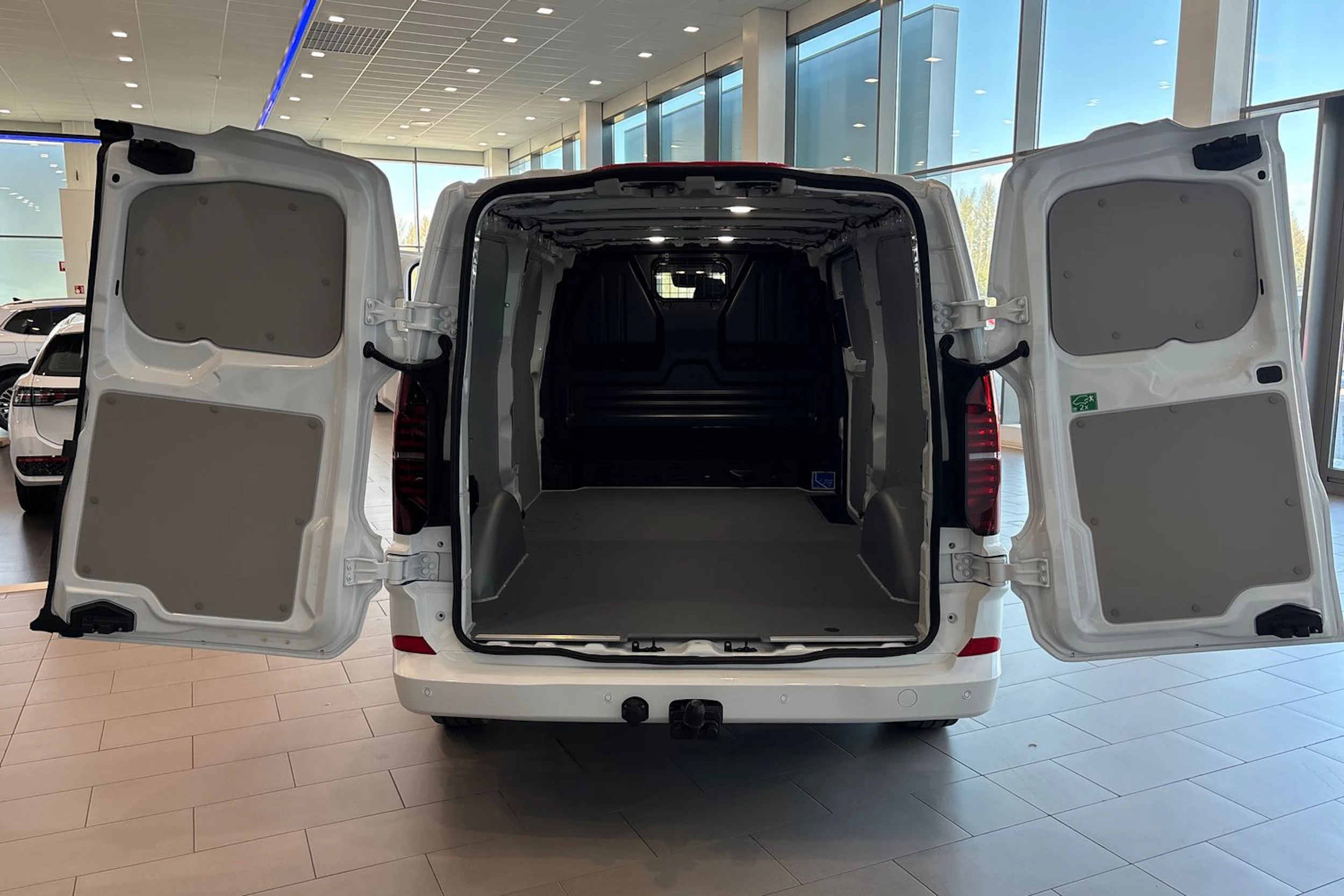 valkoinen Volkswagen Transporter 2026 kuva 13.