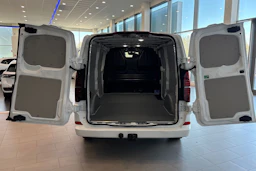 valkoinen Volkswagen Transporter 2026 kuva 13.