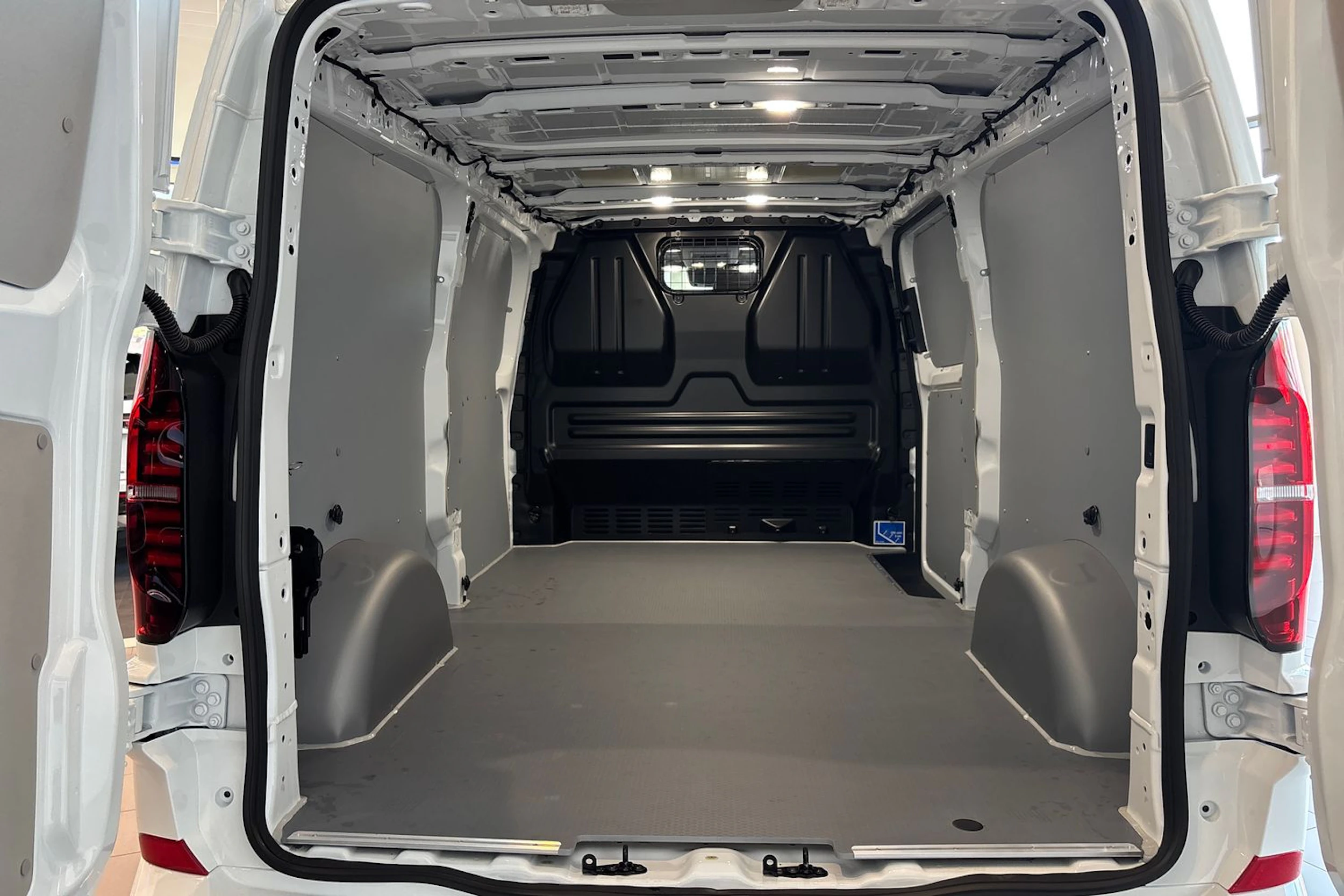 valkoinen Volkswagen Transporter 2026 kuva 14.