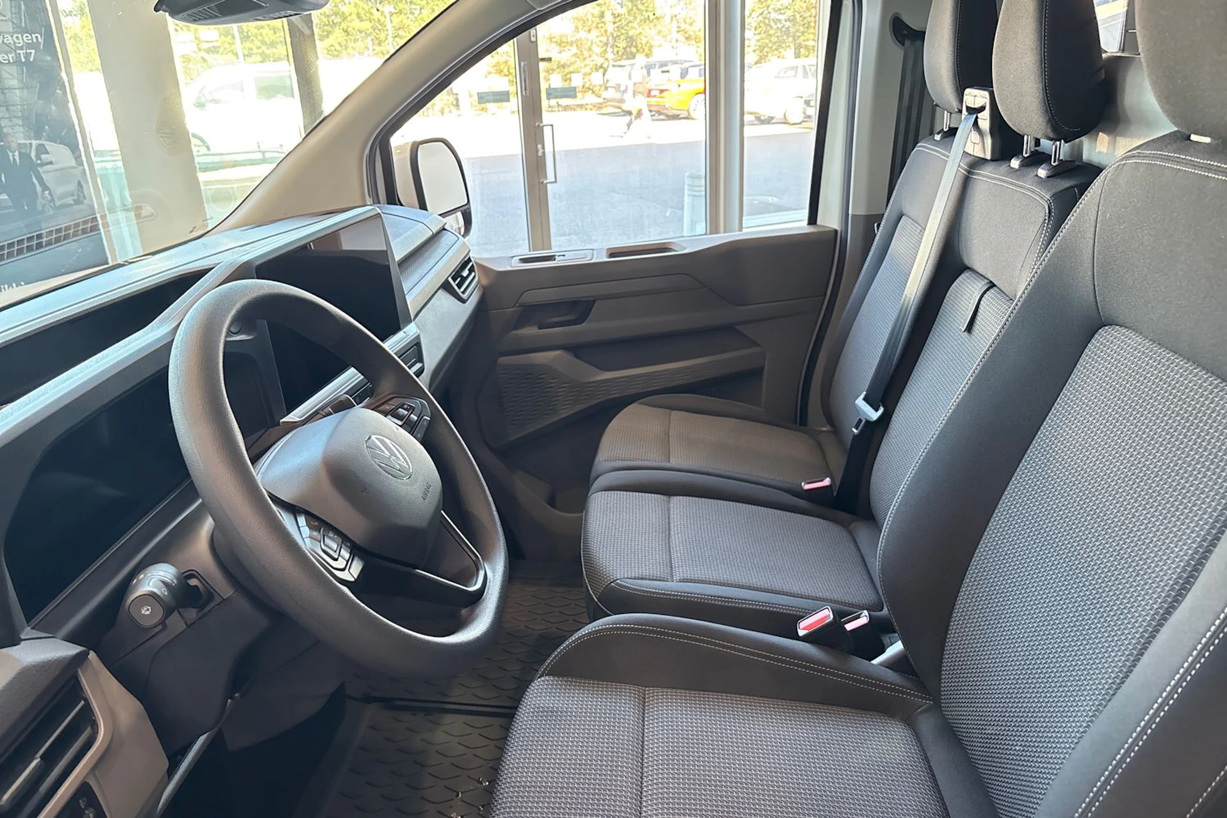 valkoinen Volkswagen Transporter 2026 kuva 16.