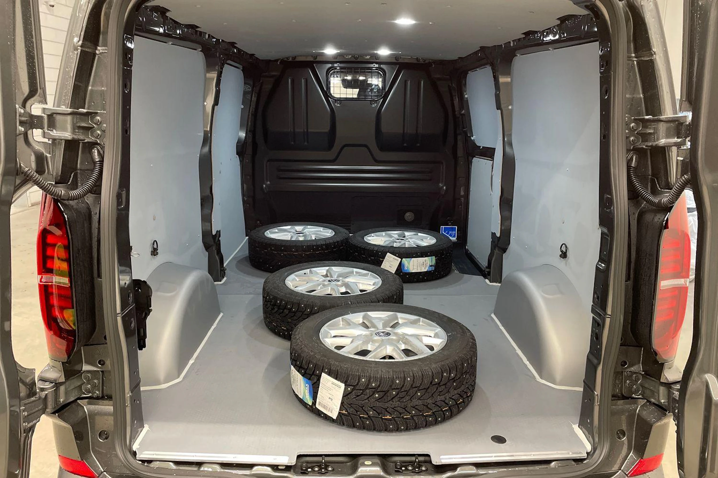 met. harmaa Volkswagen Transporter 2026 kuva 8.