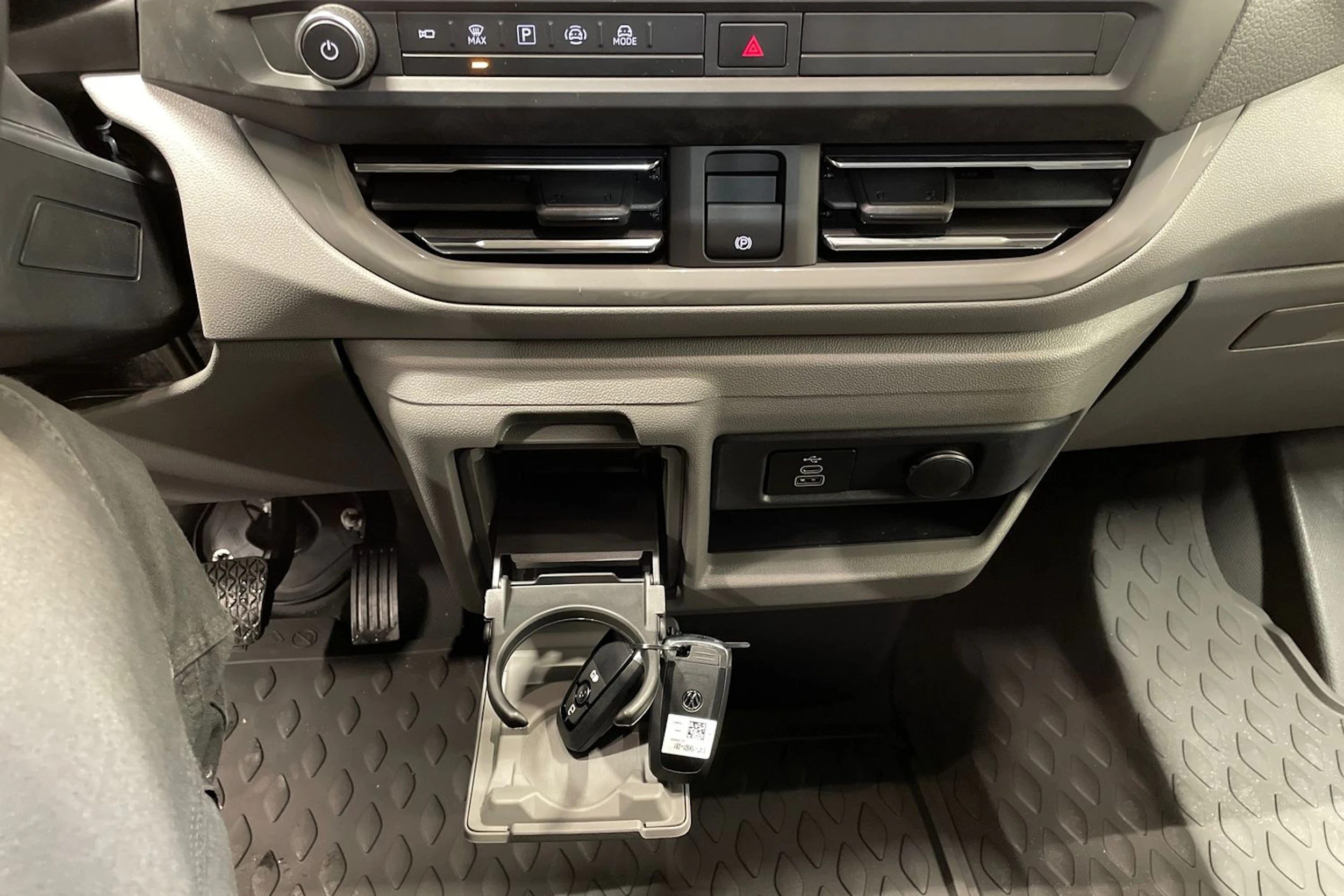 met. harmaa Volkswagen Transporter 2026 kuva 15.