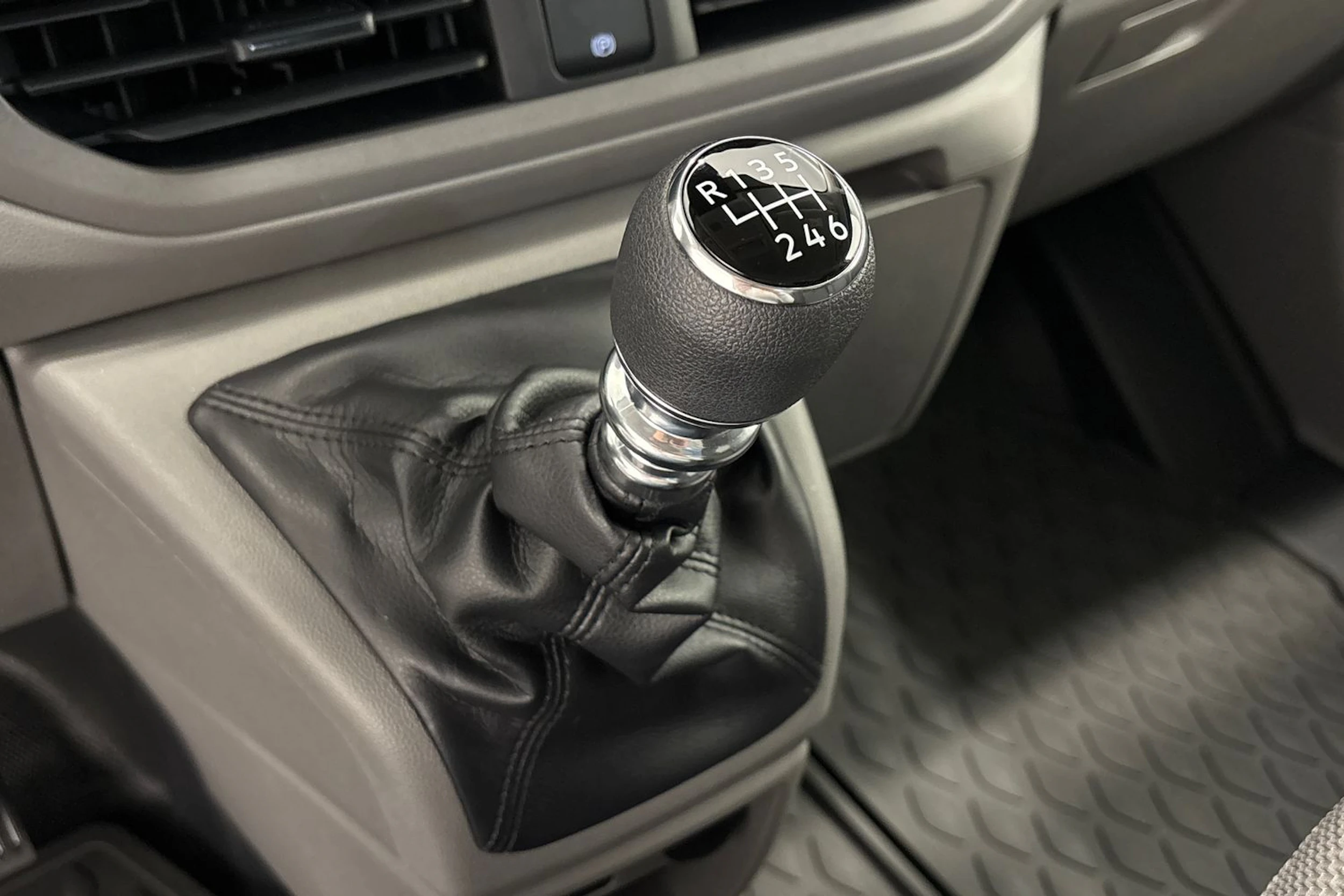 valkoinen Volkswagen Transporter 2026 kuva 22.