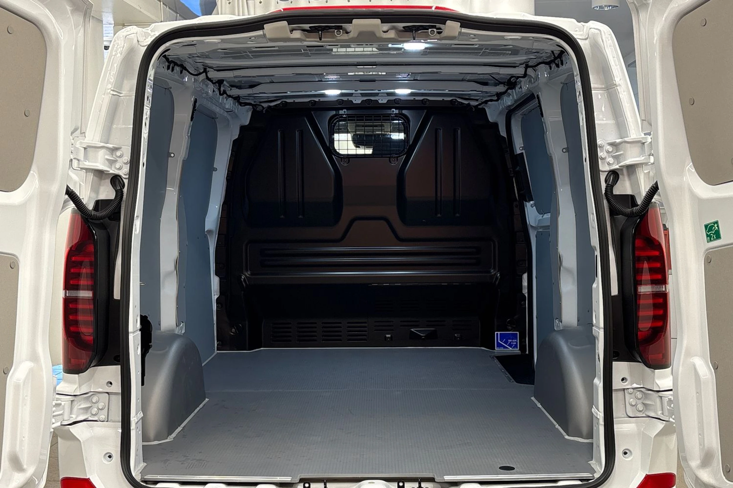 valkoinen Volkswagen Transporter 2026 kuva 23.