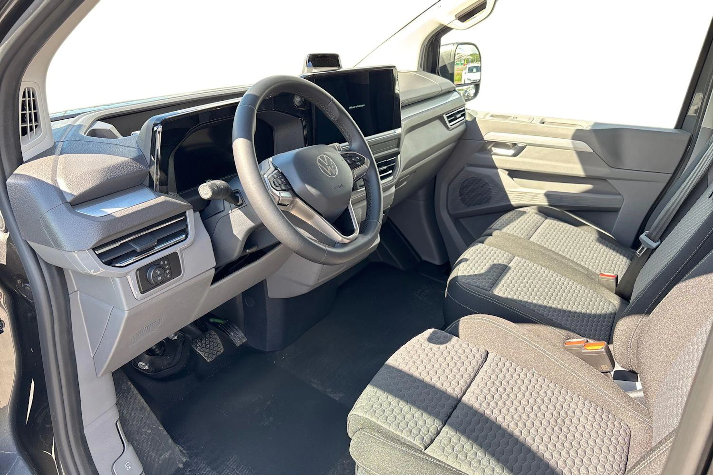 harmaa Volkswagen Transporter 2026 kuva 8.
