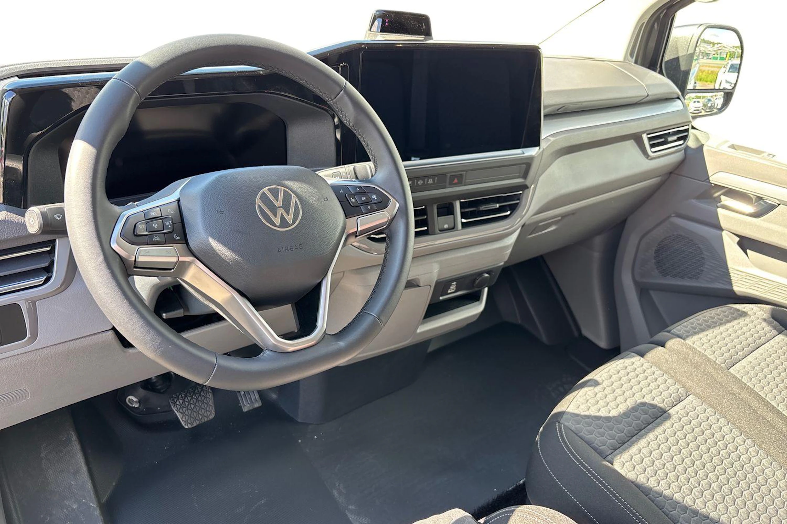 harmaa Volkswagen Transporter 2026 kuva 9.