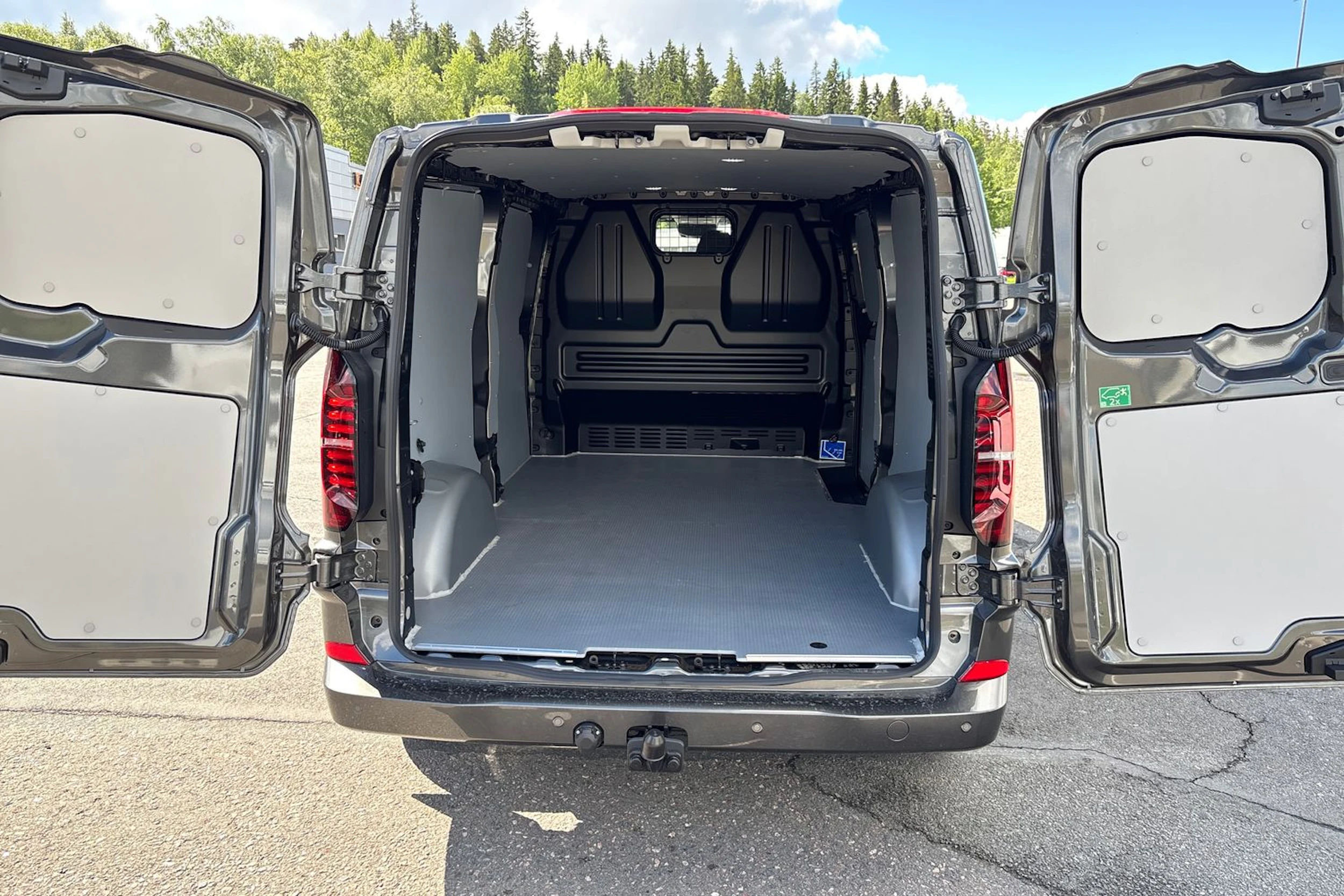 harmaa Volkswagen Transporter 2026 kuva 14.