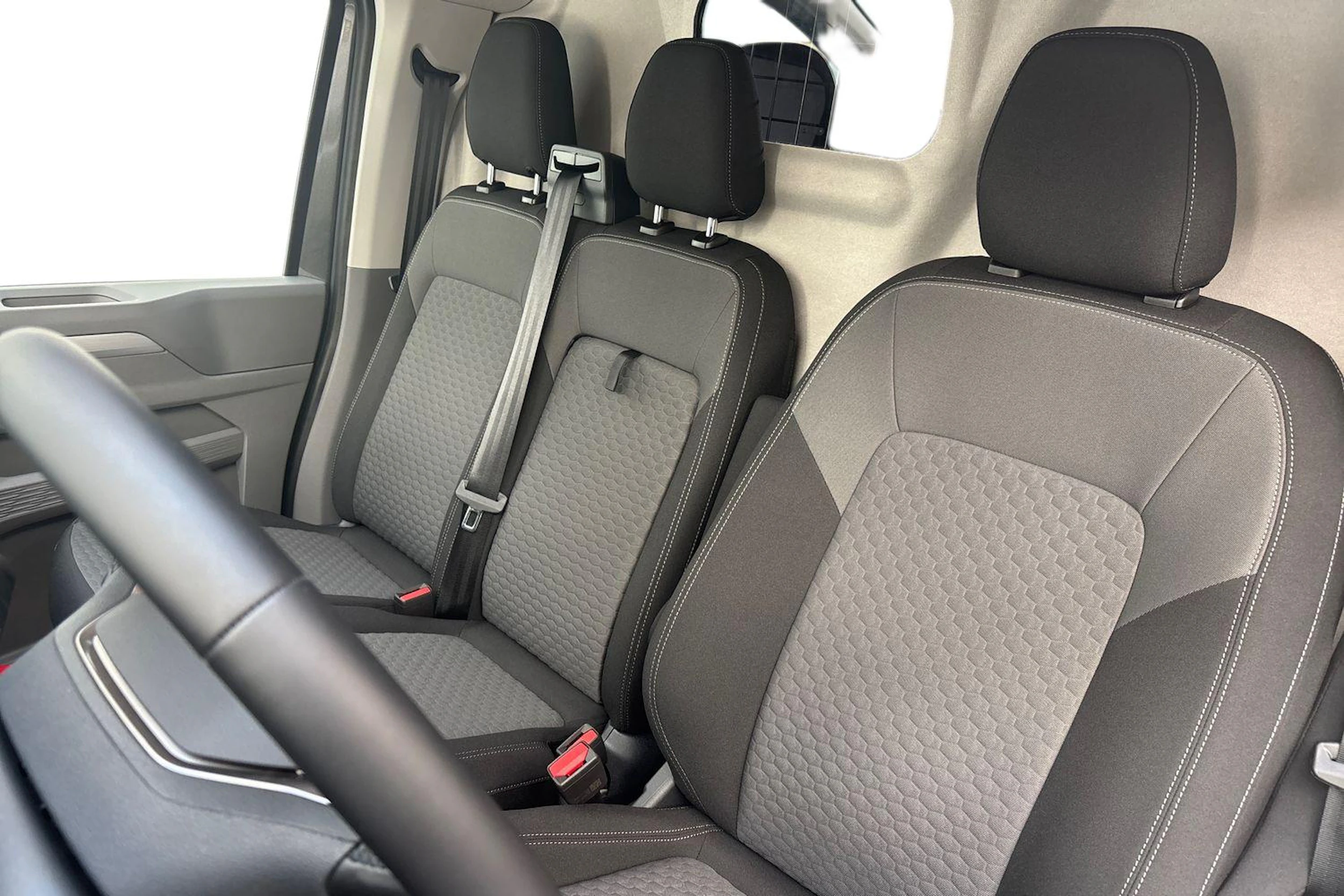 Harmaa Volkswagen Transporter 2026 kuva 8.
