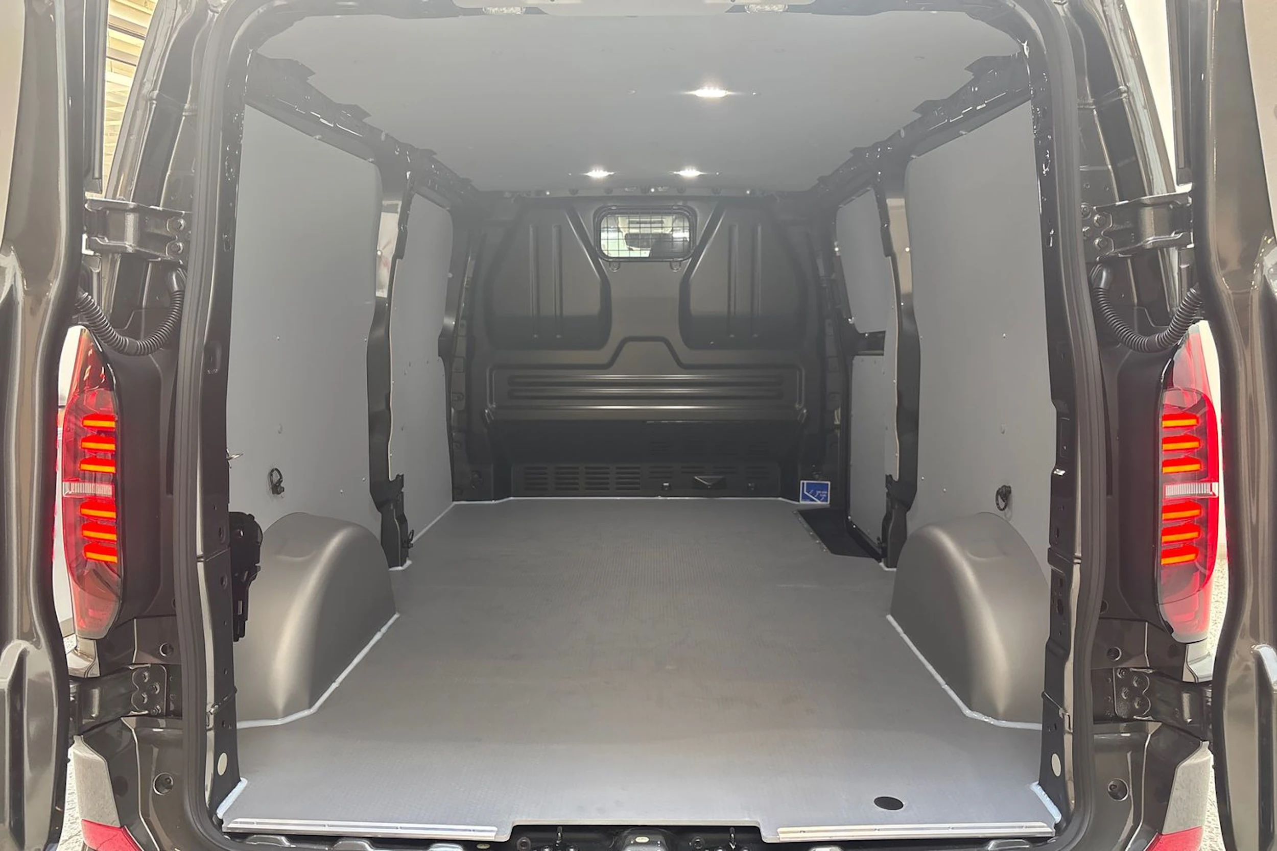 Harmaa Volkswagen Transporter 2026 kuva 11.
