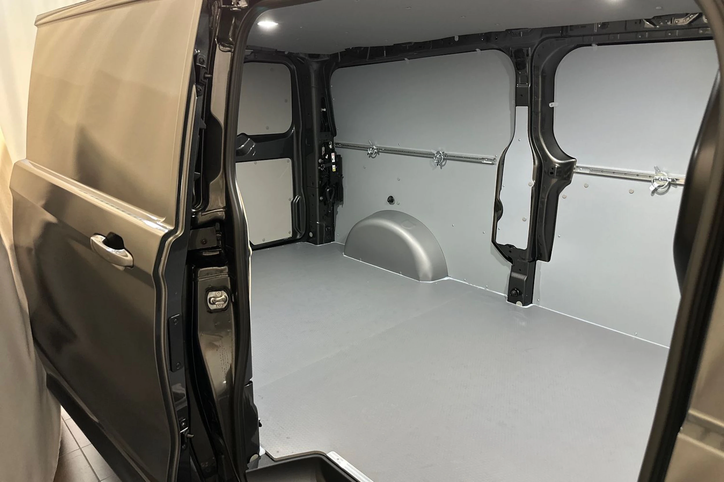 harmaa Volkswagen Transporter 2026 kuva 13.