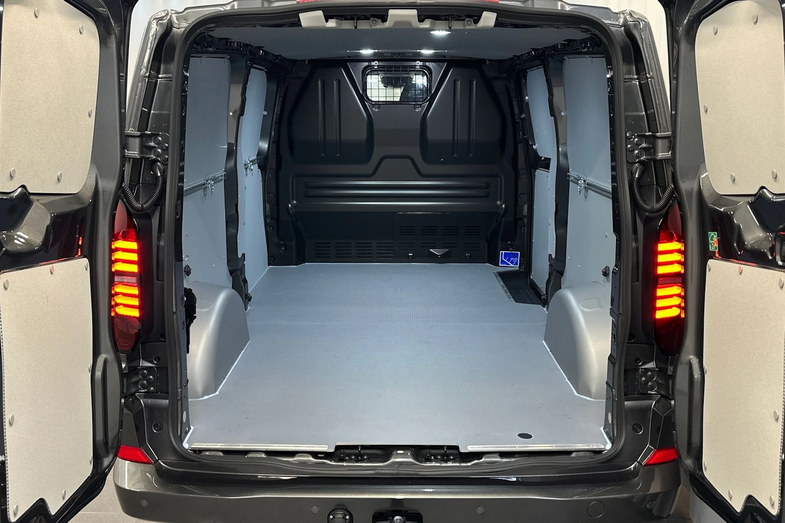 harmaa Volkswagen Transporter 2026 kuva 14.