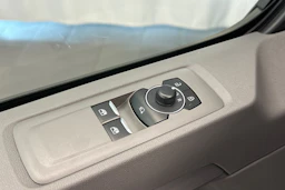 harmaa Volkswagen Transporter 2026 kuva 16.