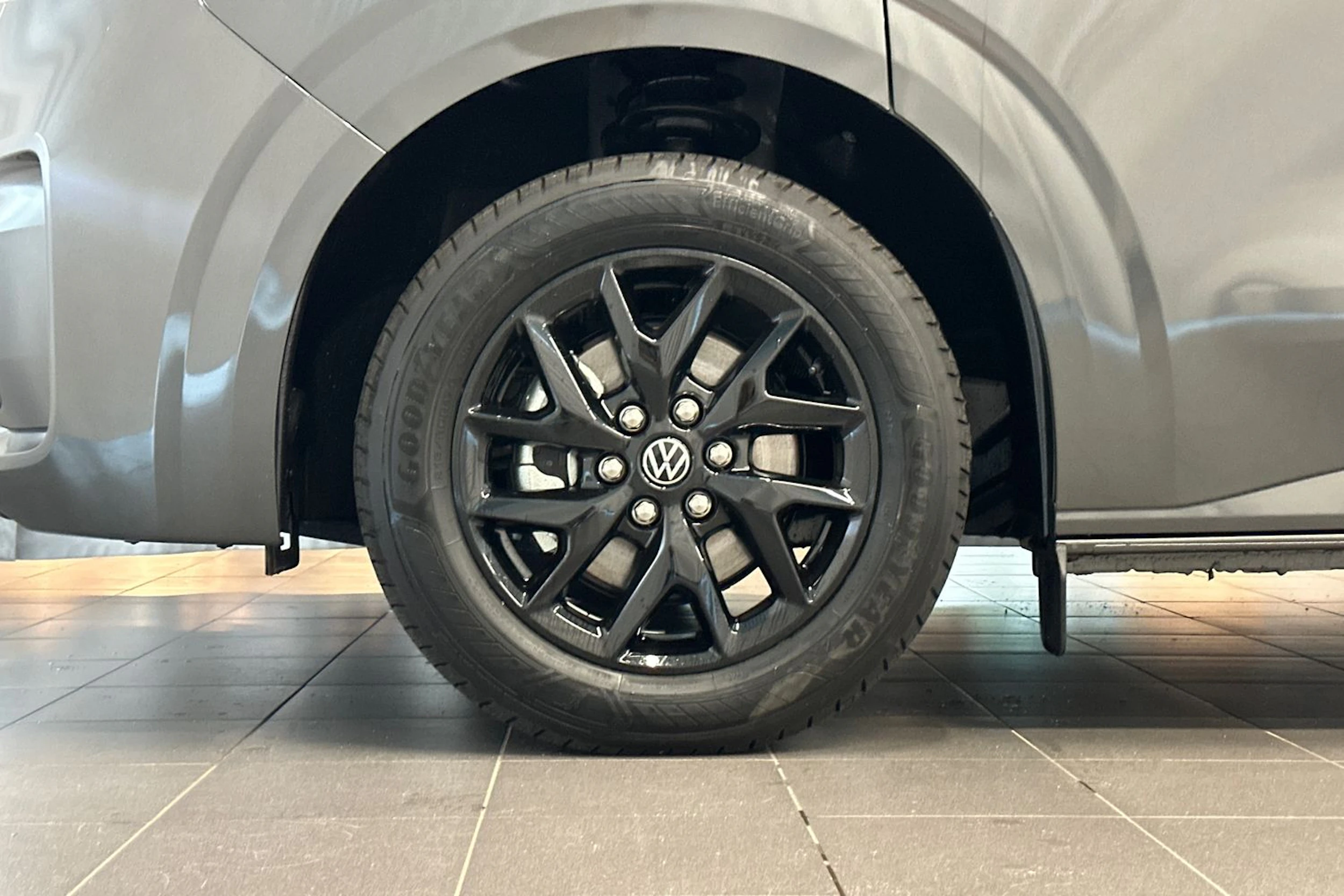 harmaa Volkswagen Transporter 2026 kuva 25.