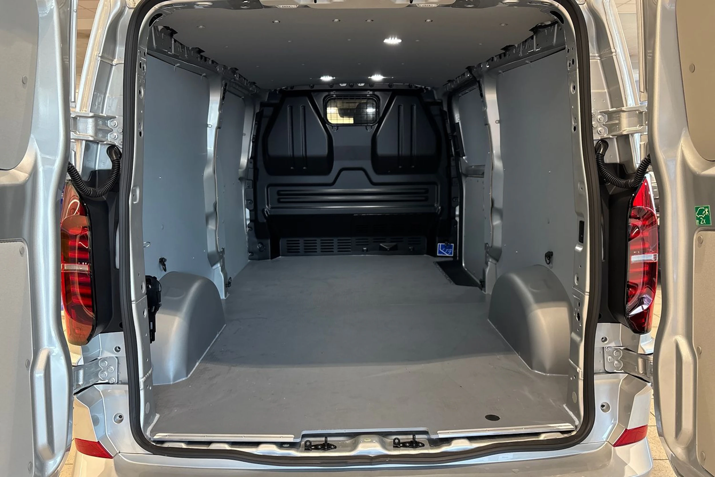 harmaa Volkswagen Transporter 2026 kuva 14.