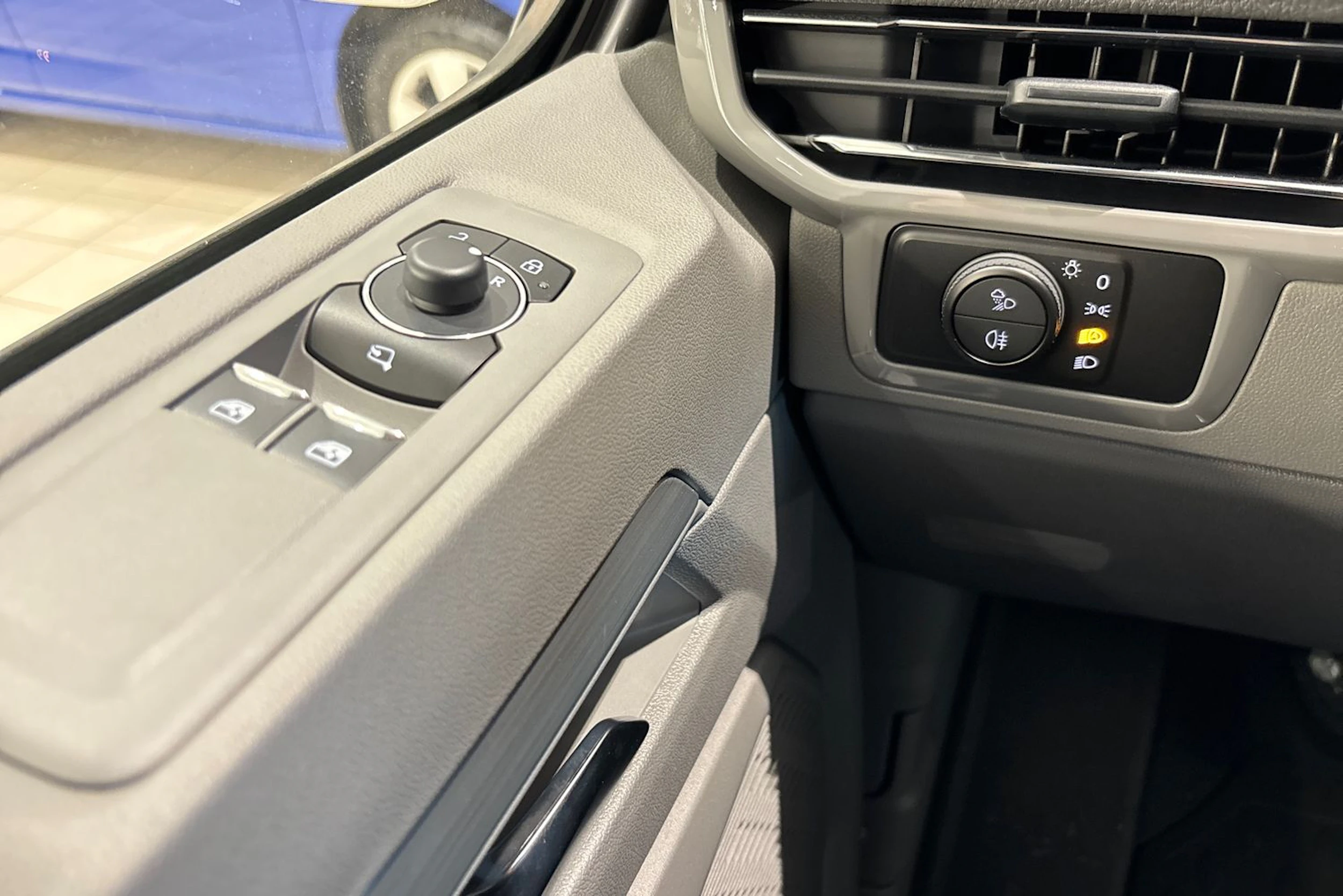 harmaa Volkswagen Transporter 2026 kuva 15.