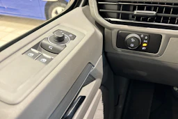harmaa Volkswagen Transporter 2026 kuva 15.