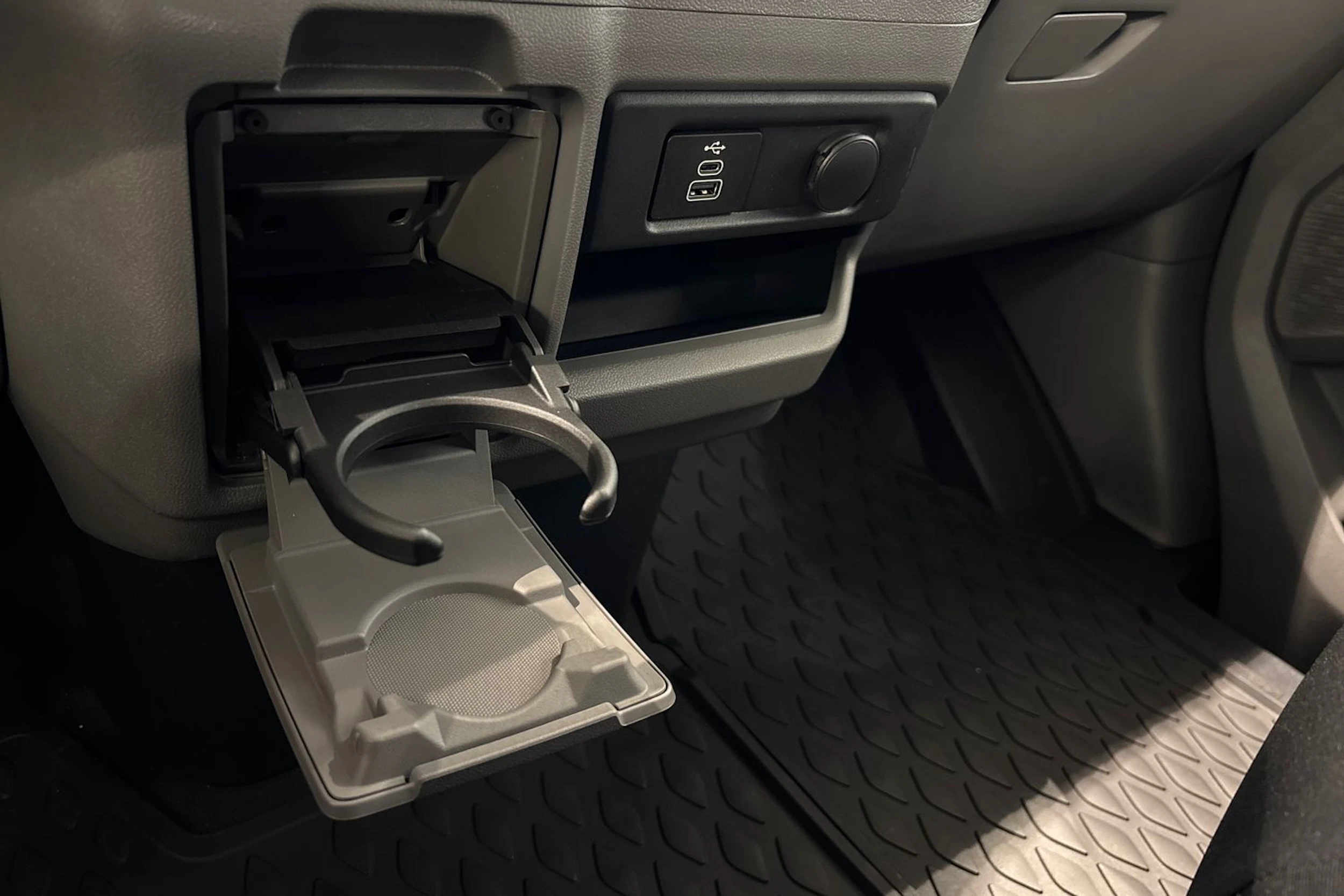 harmaa Volkswagen Transporter 2026 kuva 22.