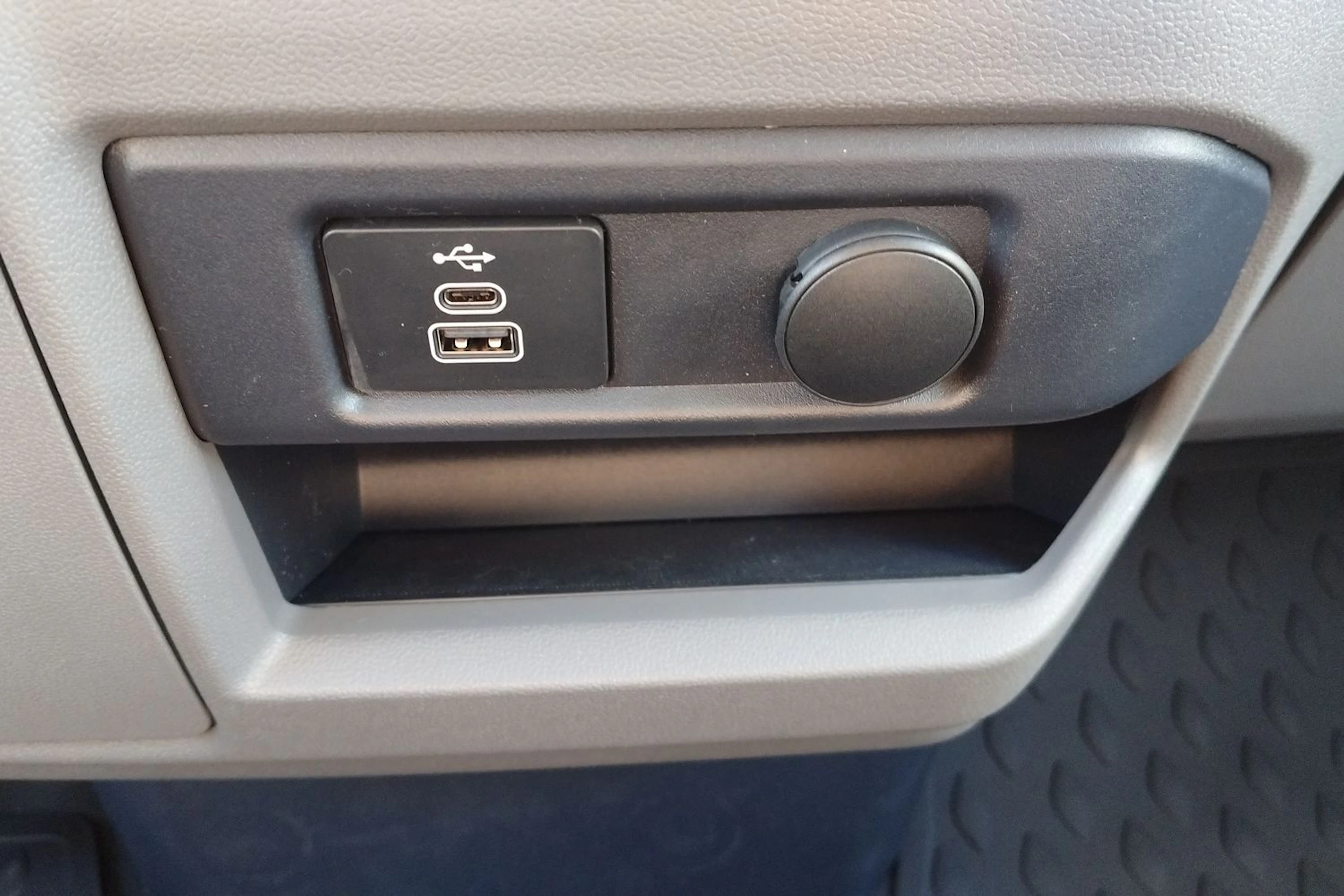harmaa Volkswagen Transporter 2026 kuva 19.