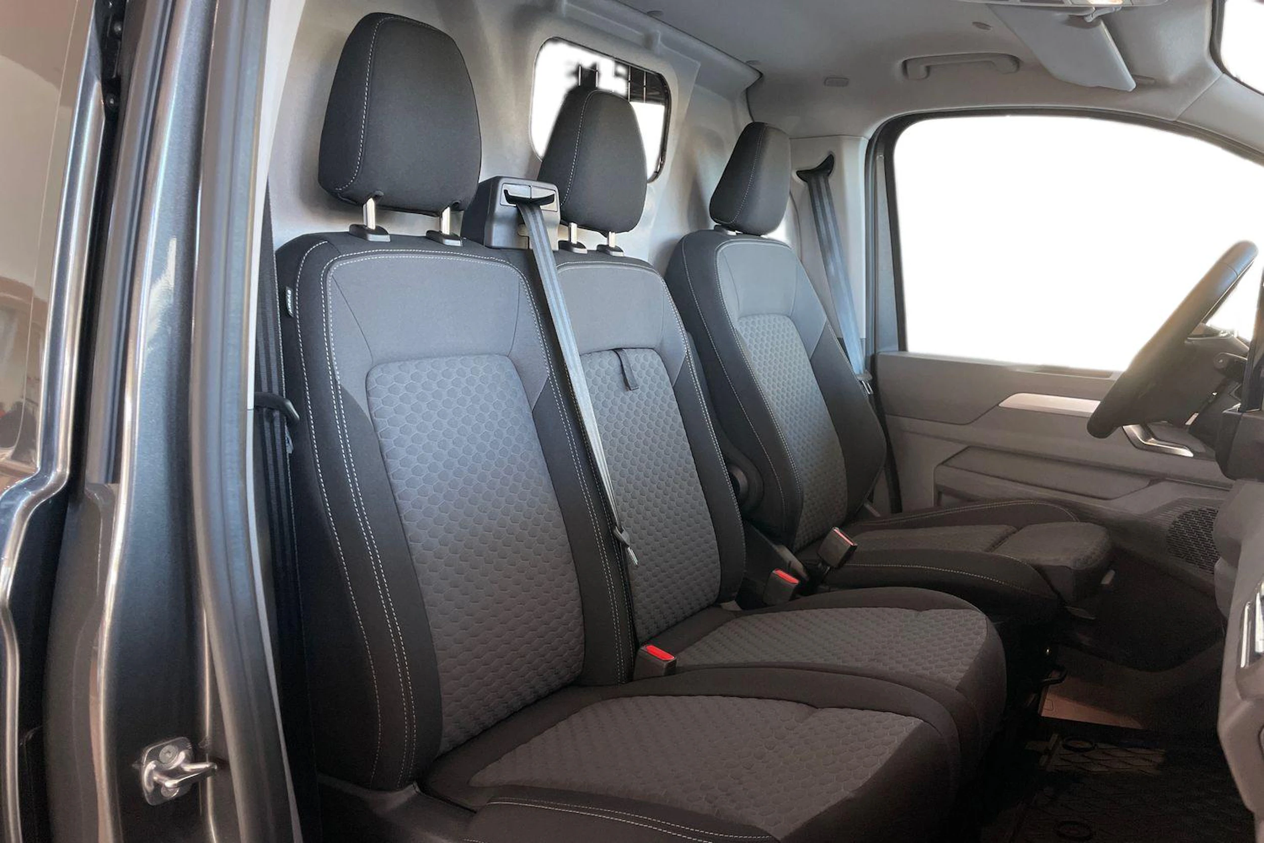 harmaa Volkswagen Transporter 2026 kuva 11.