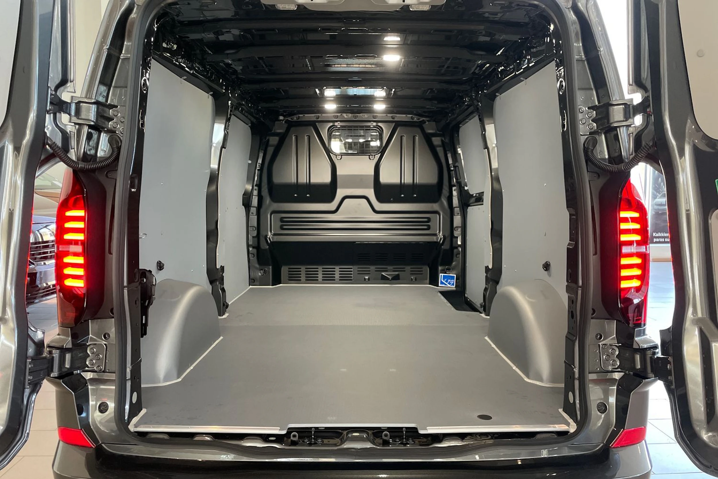 harmaa Volkswagen Transporter 2026 kuva 16.