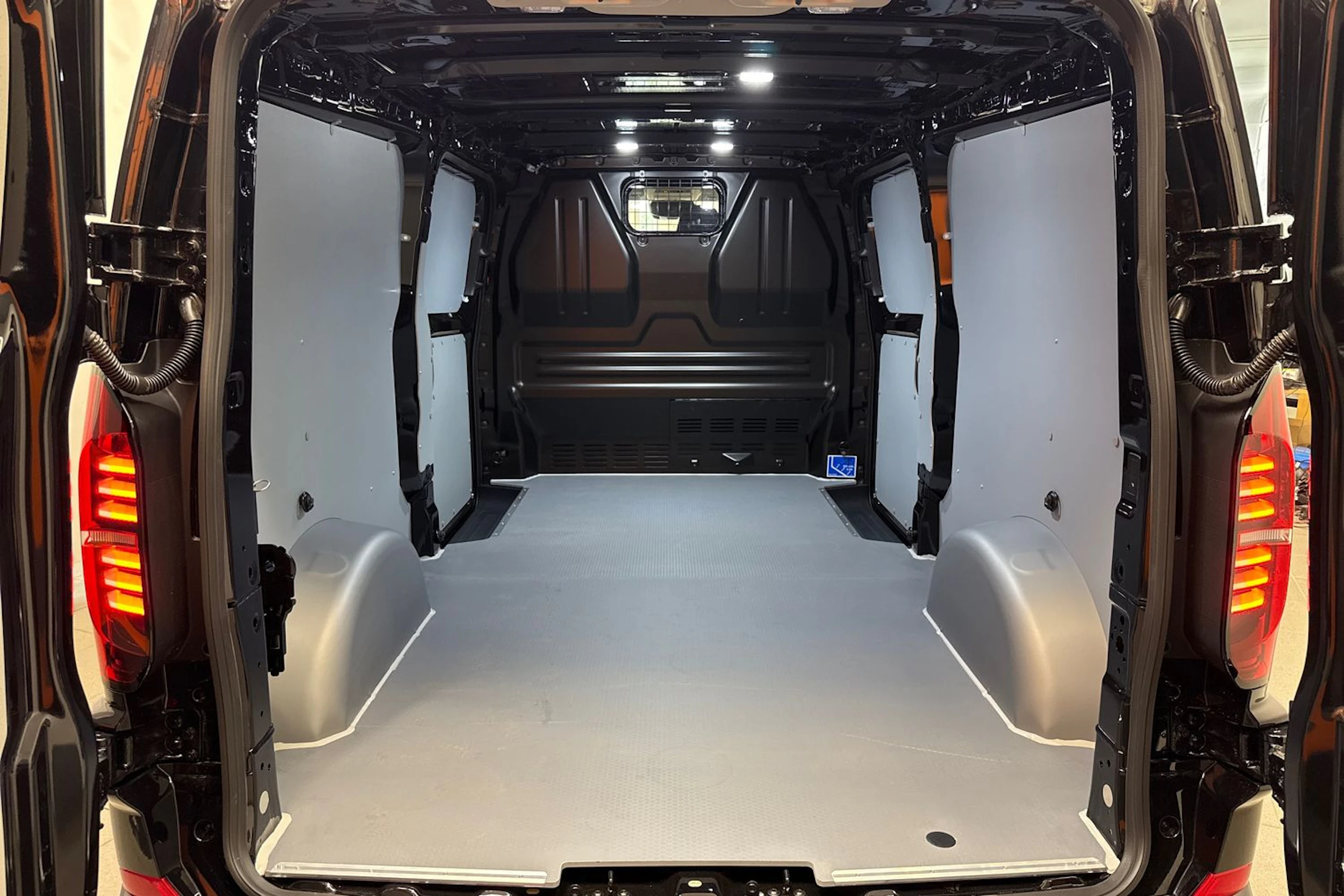 met. musta Volkswagen Transporter 2026 kuva 10.