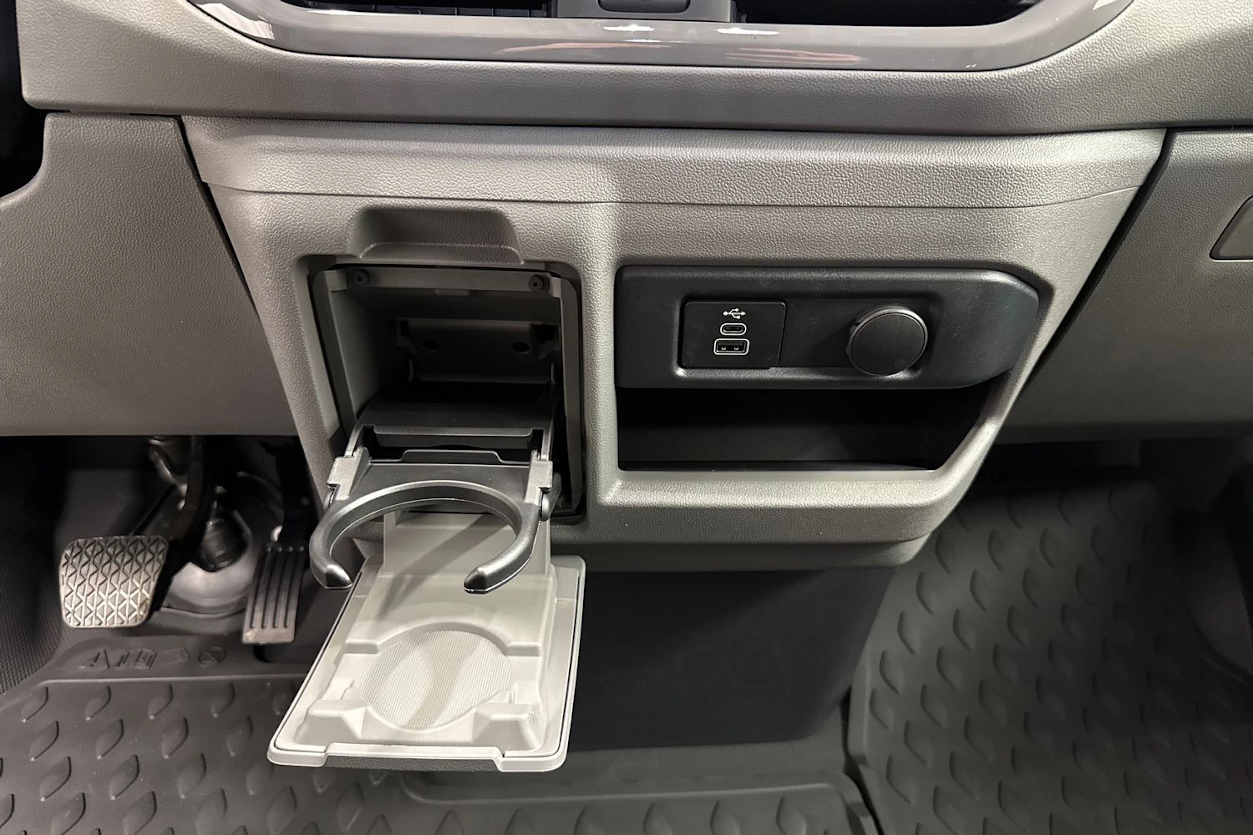 met. musta Volkswagen Transporter 2026 kuva 28.