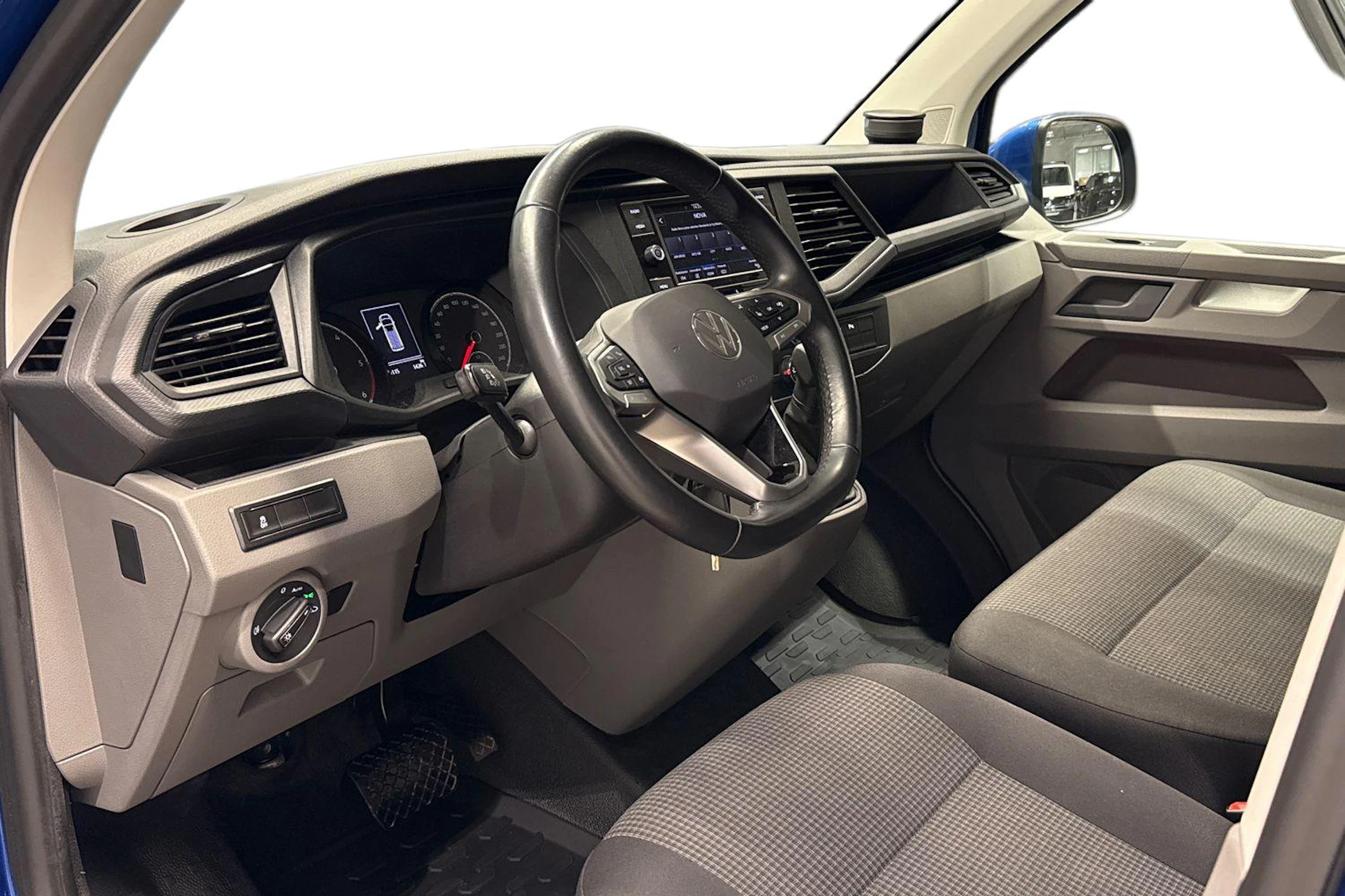 Sininen Volkswagen Transporter 2024 kuva 8.