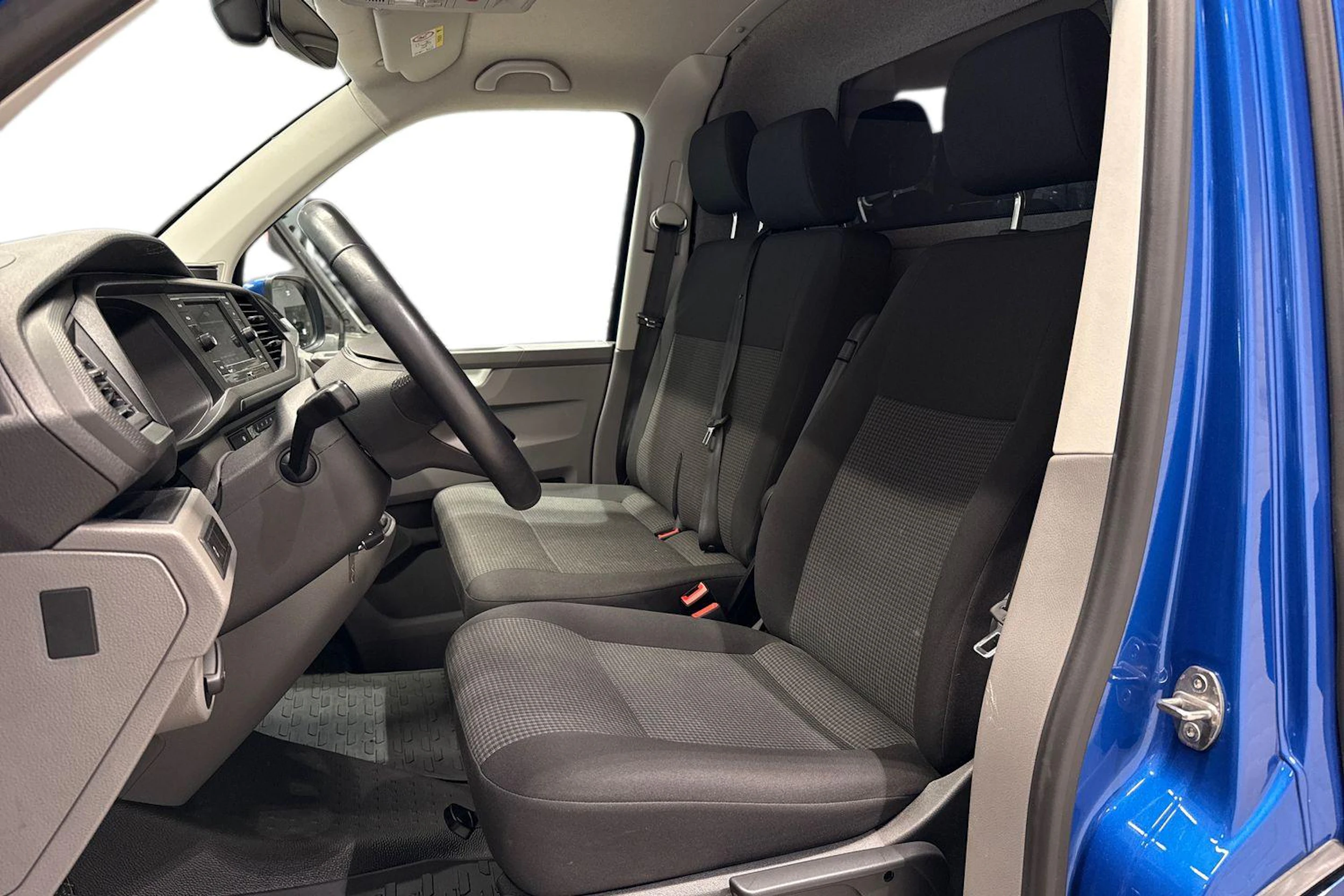 Sininen Volkswagen Transporter 2024 kuva 11.