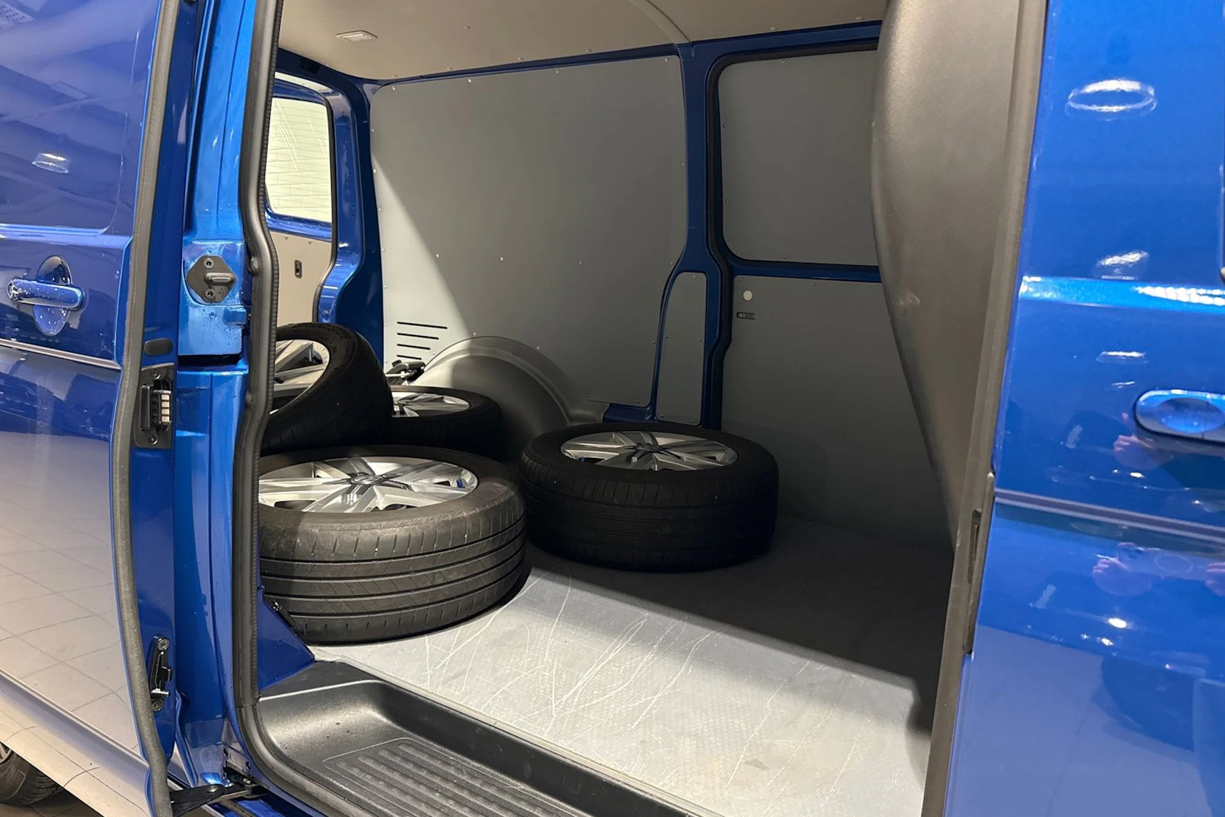 Sininen Volkswagen Transporter 2024 kuva 13.