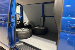 Sininen Volkswagen Transporter 2024 kuva 13.