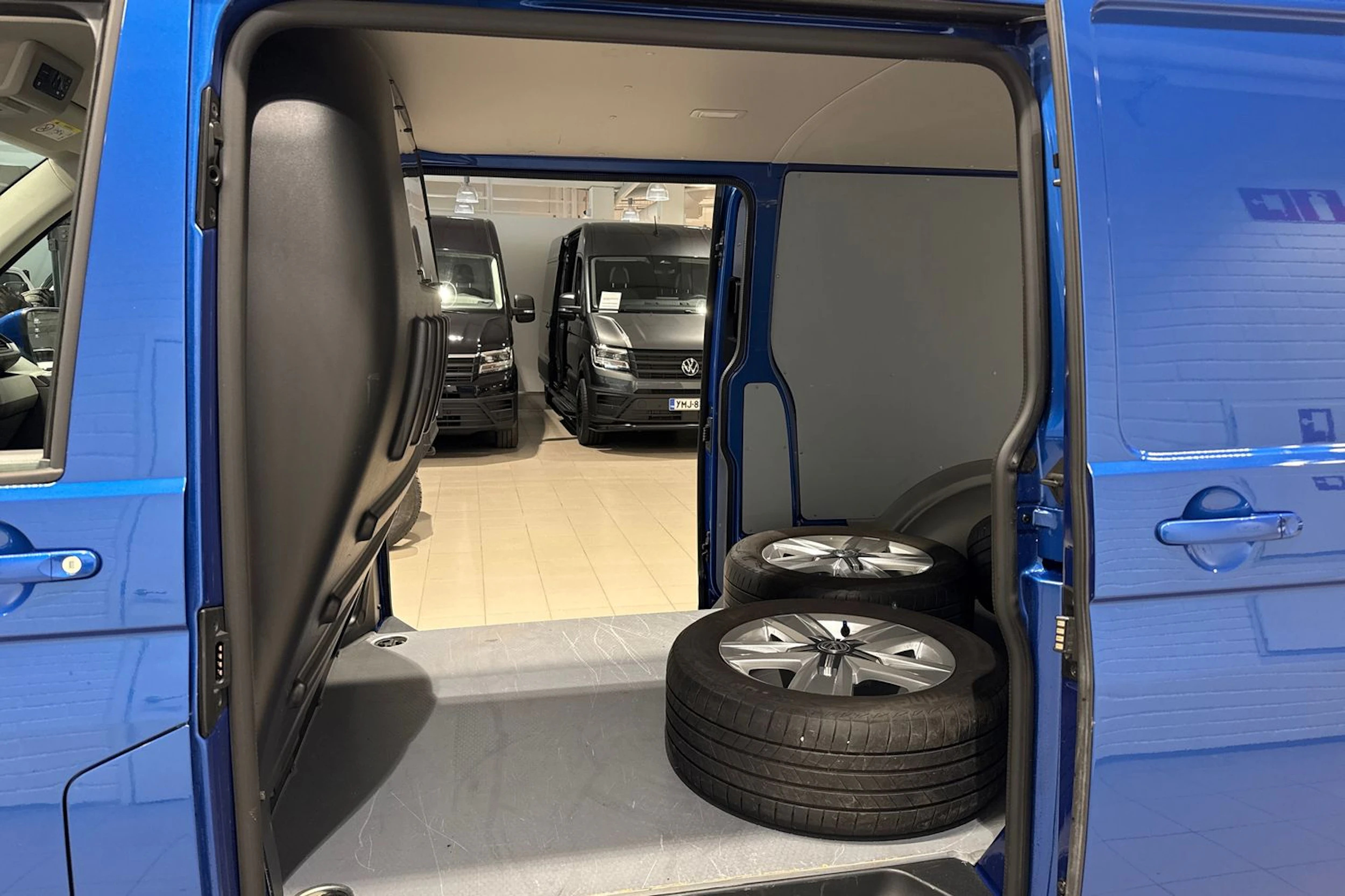 Sininen Volkswagen Transporter 2024 kuva 15.
