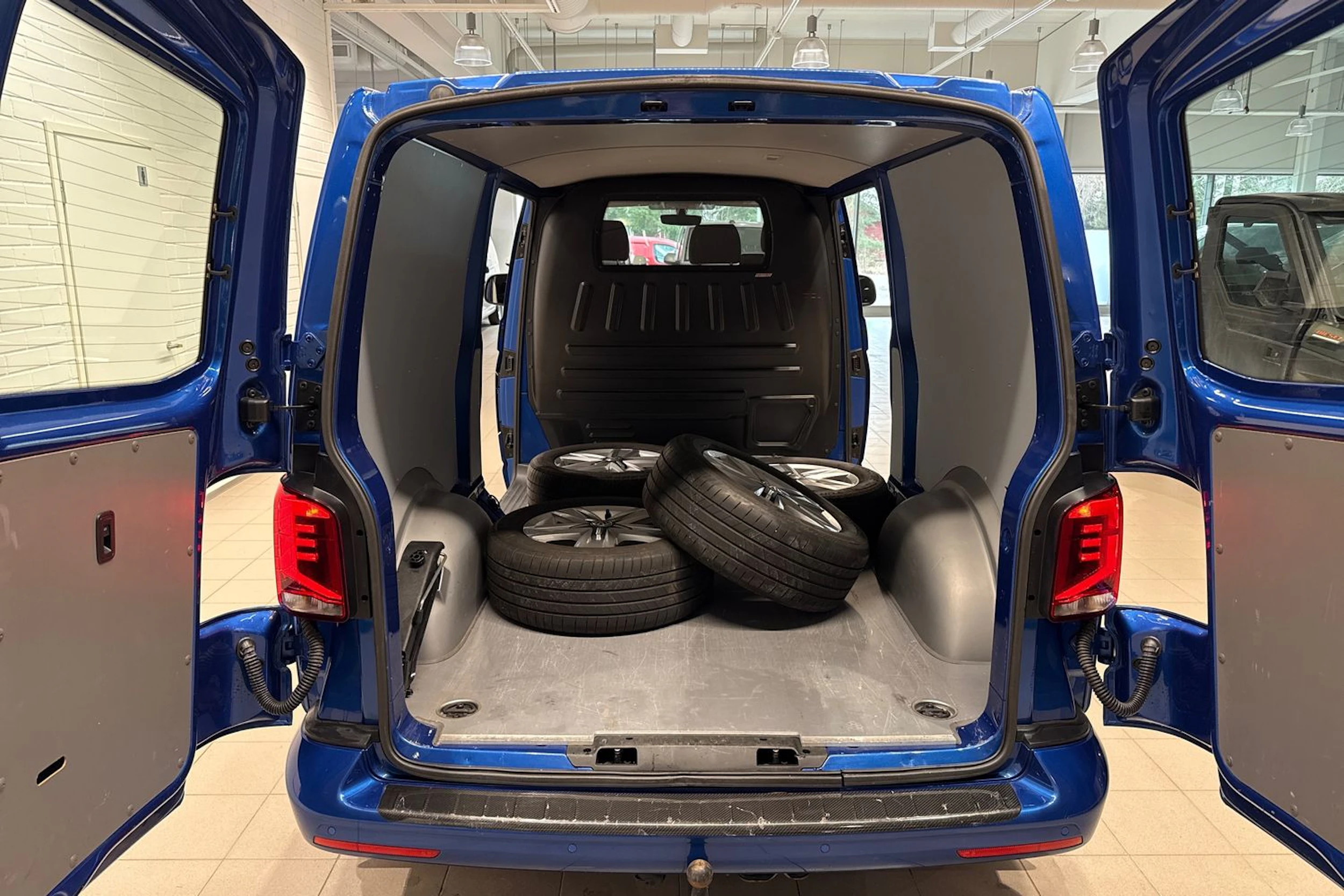 Sininen Volkswagen Transporter 2024 kuva 16.