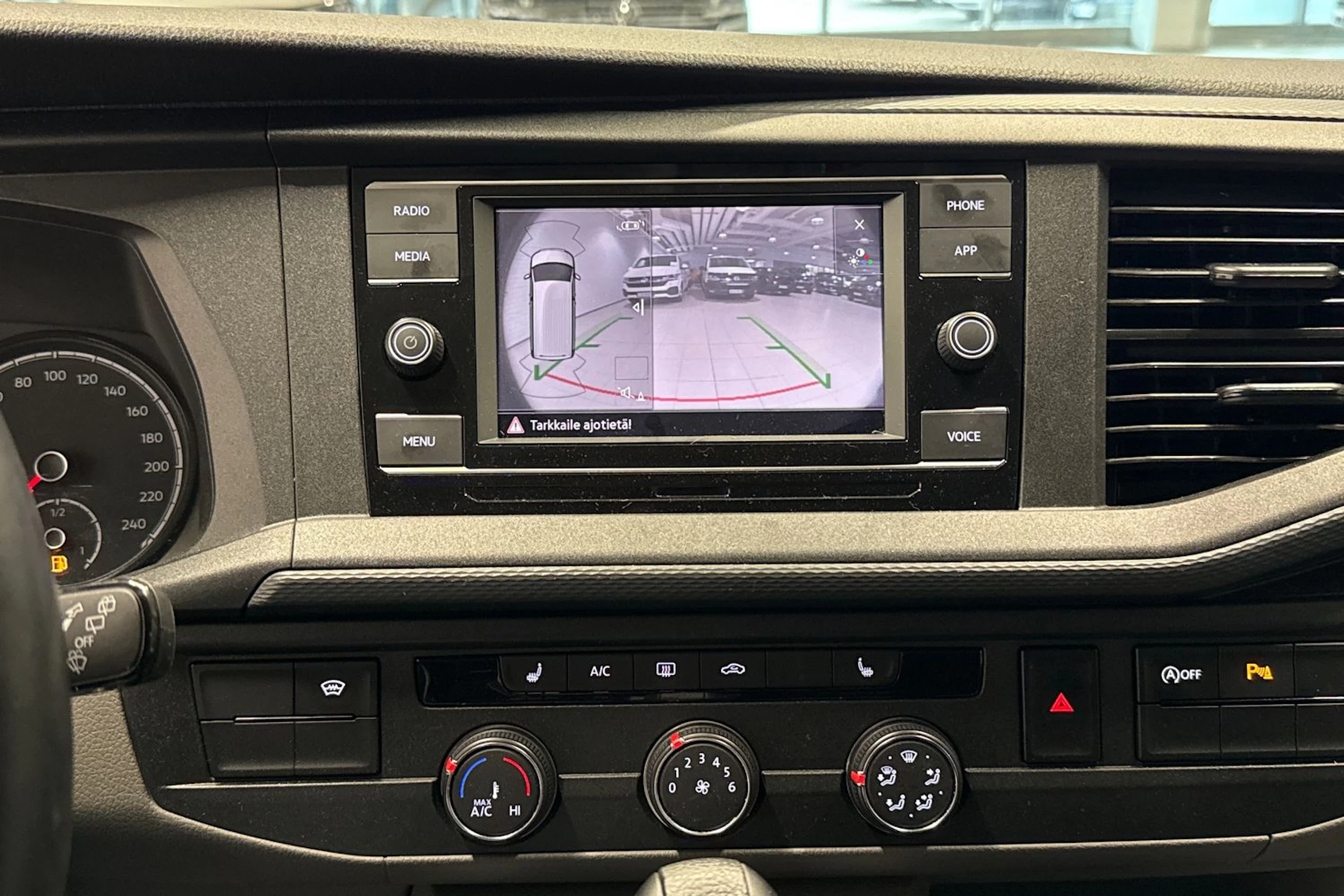 Sininen Volkswagen Transporter 2024 kuva 17.