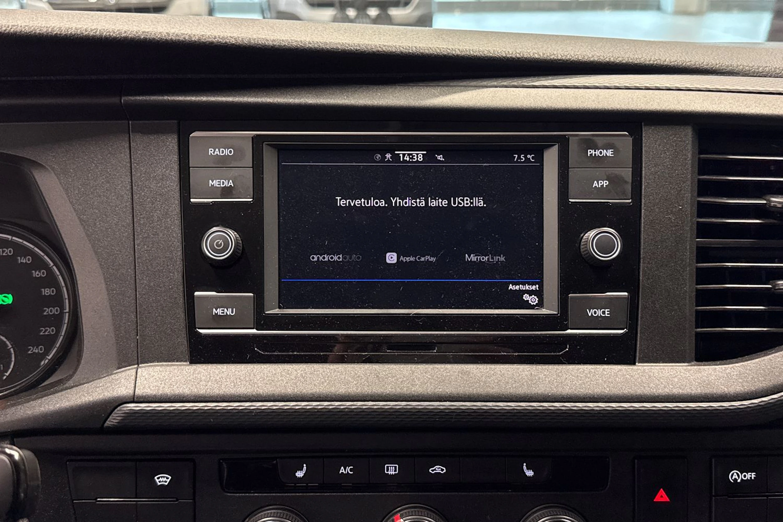 Sininen Volkswagen Transporter 2024 kuva 18.