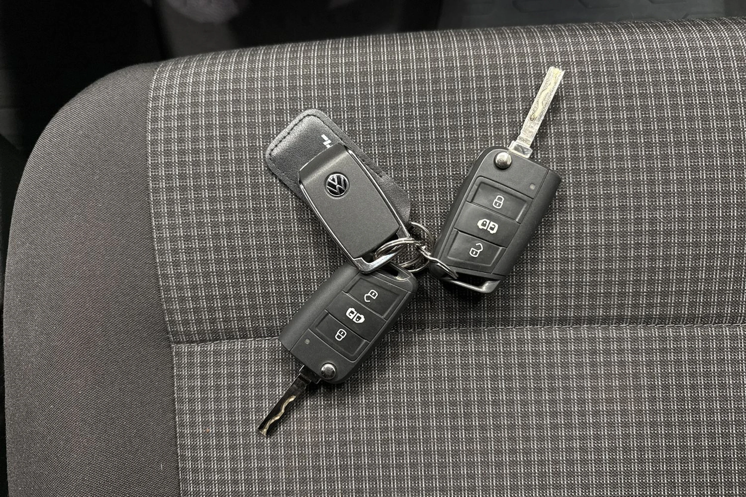 Sininen Volkswagen Transporter 2024 kuva 24.