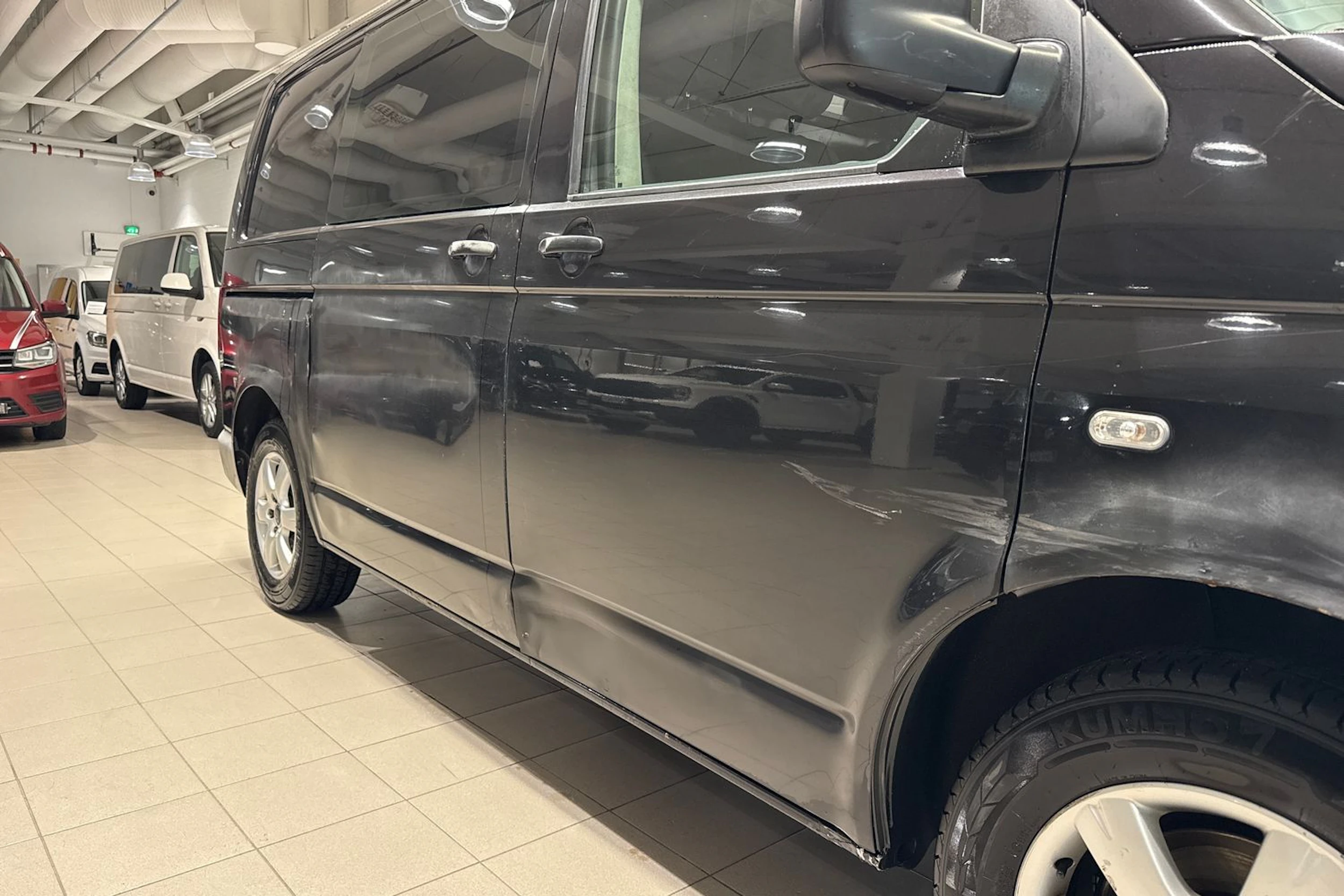 Musta Volkswagen Transporter umpipak. 2007 kuva 19.