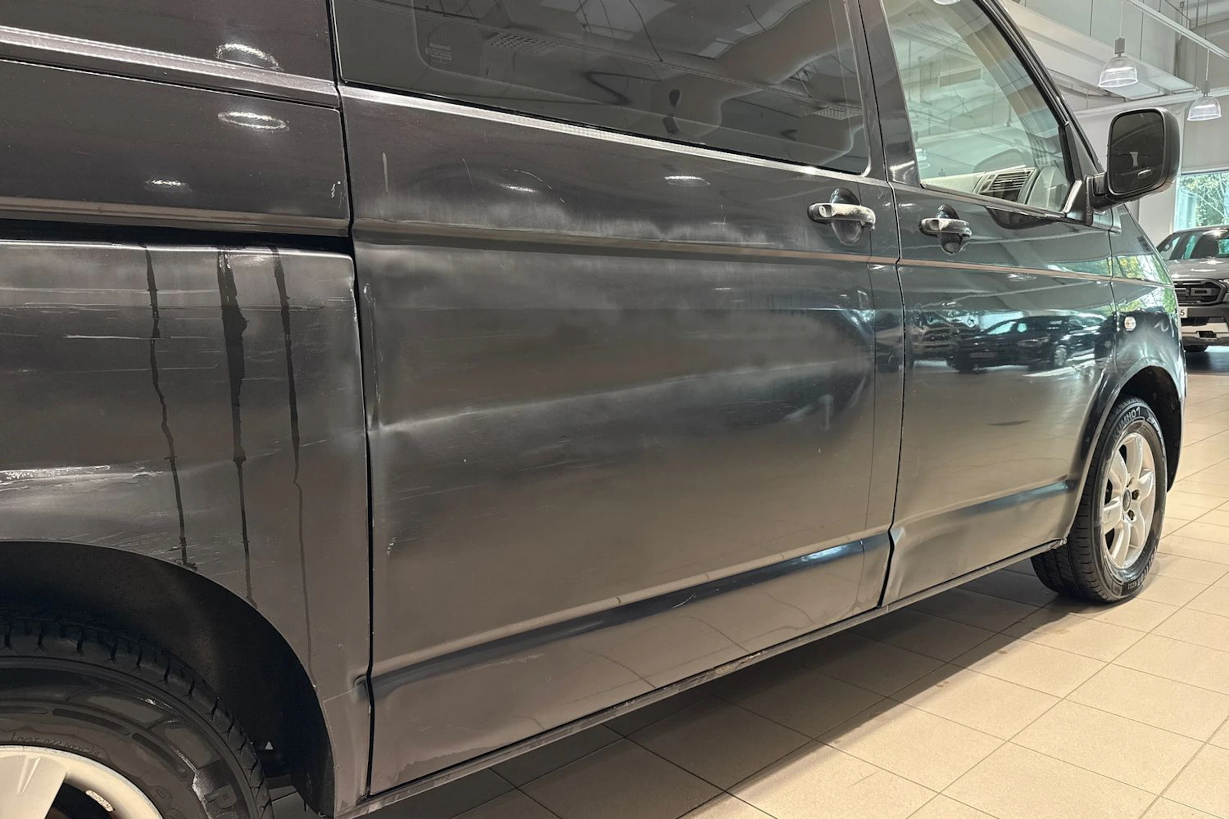 Musta Volkswagen Transporter umpipak. 2007 kuva 21.