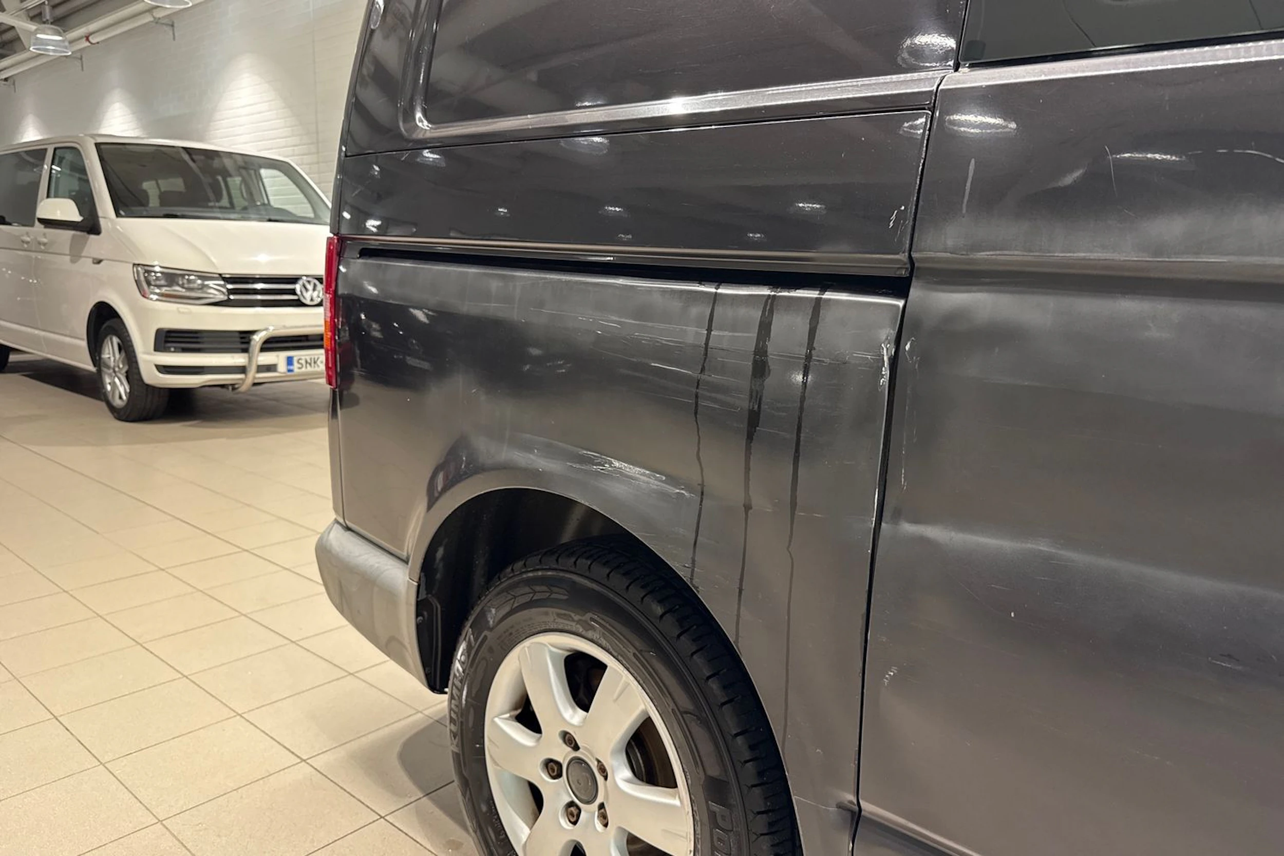 Musta Volkswagen Transporter umpipak. 2007 kuva 22.