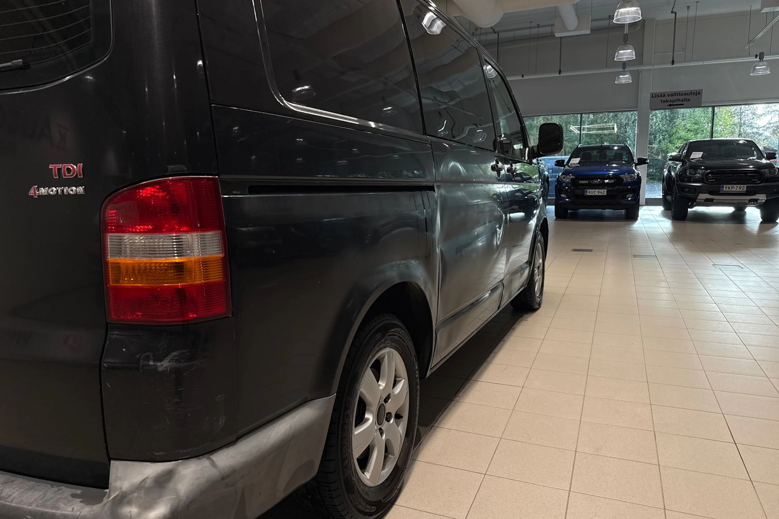 Musta Volkswagen Transporter umpipak. 2007 kuva 23.