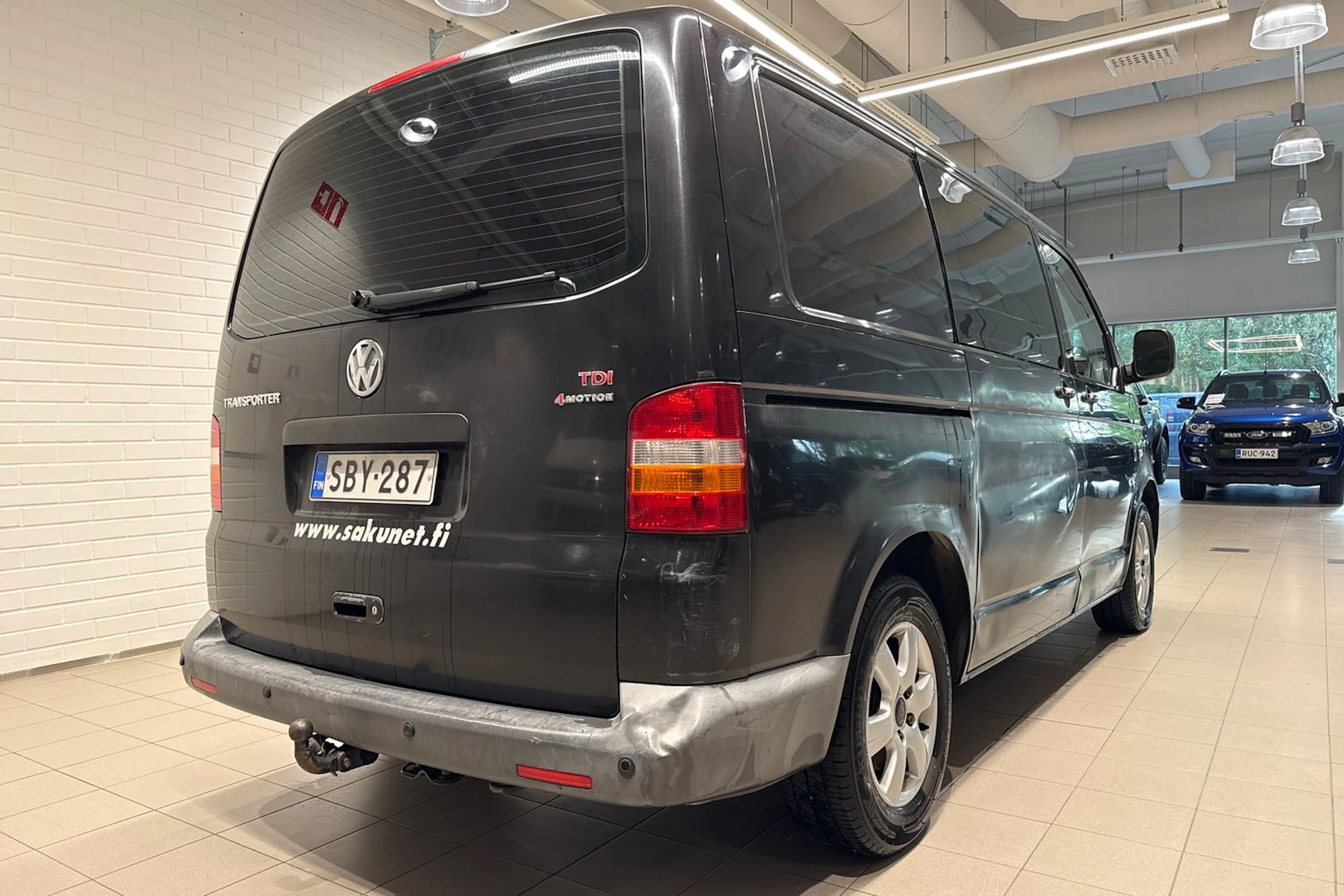 Musta Volkswagen Transporter umpipak. 2007 kuva 24.
