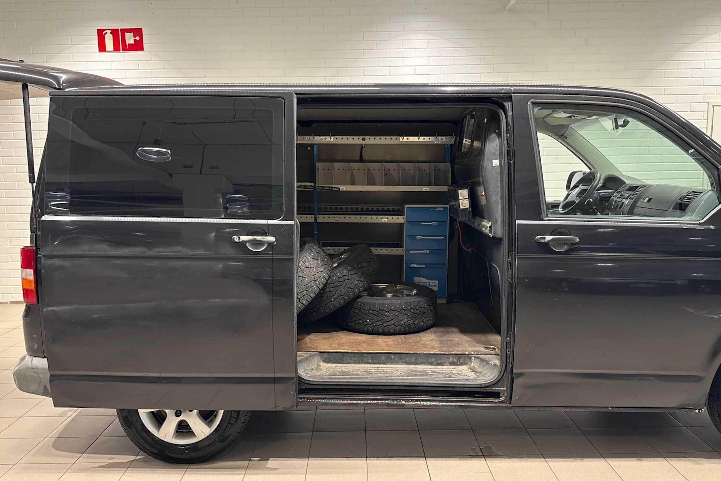 Musta Volkswagen Transporter umpipak. 2007 kuva 30.