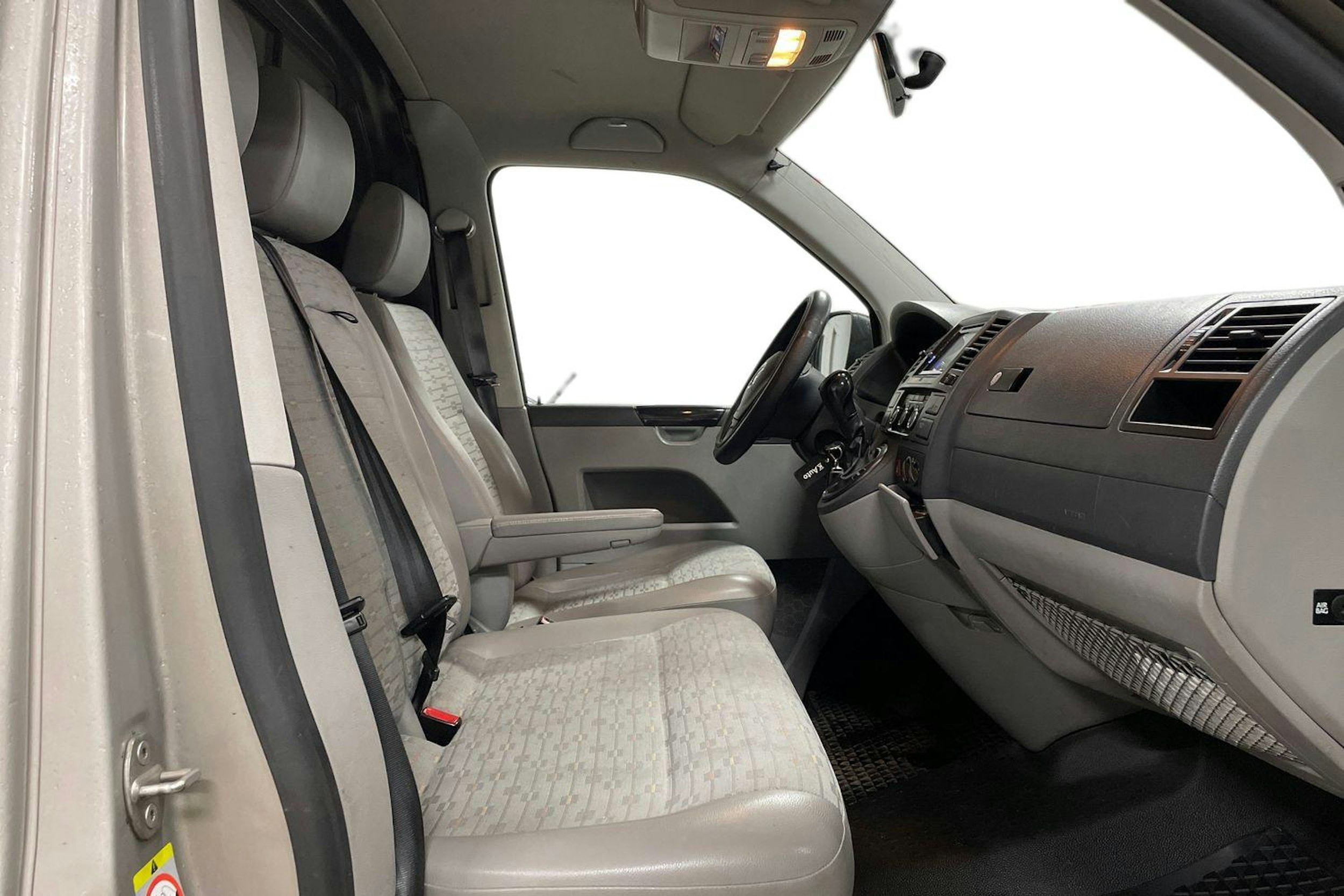 Ruskea (beige) Volkswagen Transporter umpipak. 2011 kuva 11.